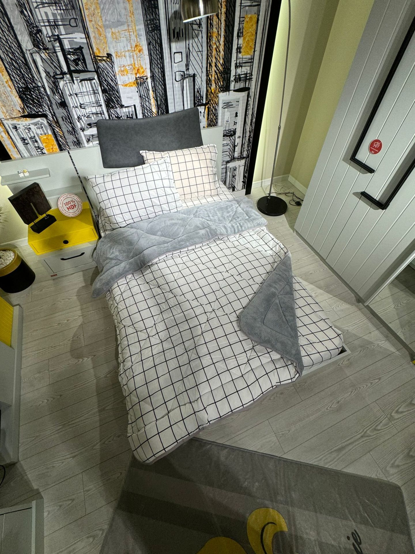 Beyaz Üzerine Siyah Çizgili Tek Kişilik Welsoft Pufidik Uyku Seti  (Lastikli Çarşaflı)