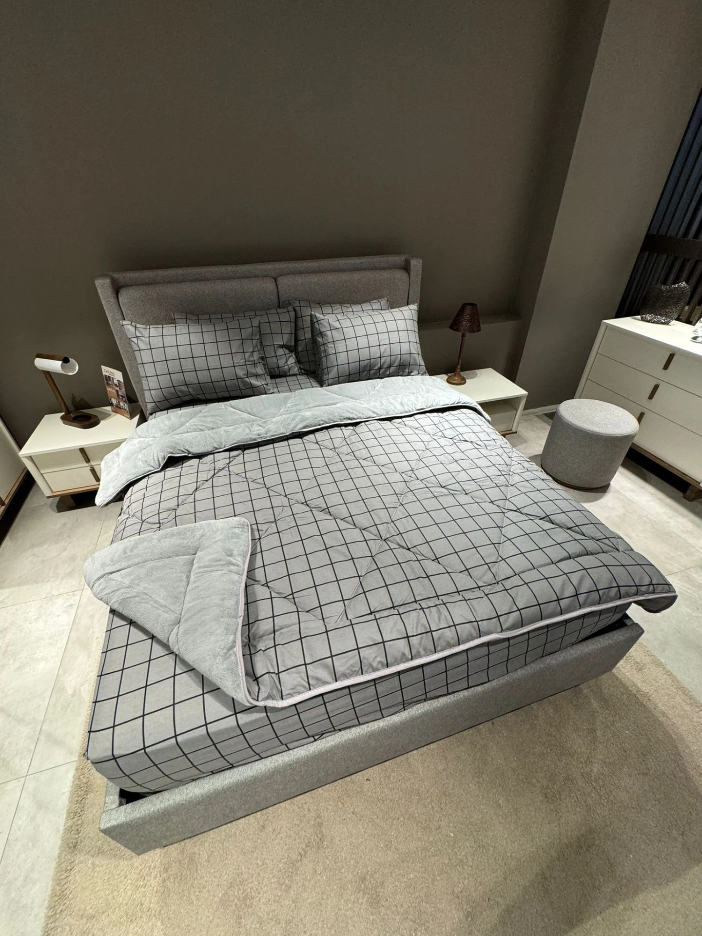 Koyu Gri Kare Çift Kişilik Welsoft Pufidik Uyku Seti  (Lastikli Çarşaflı)