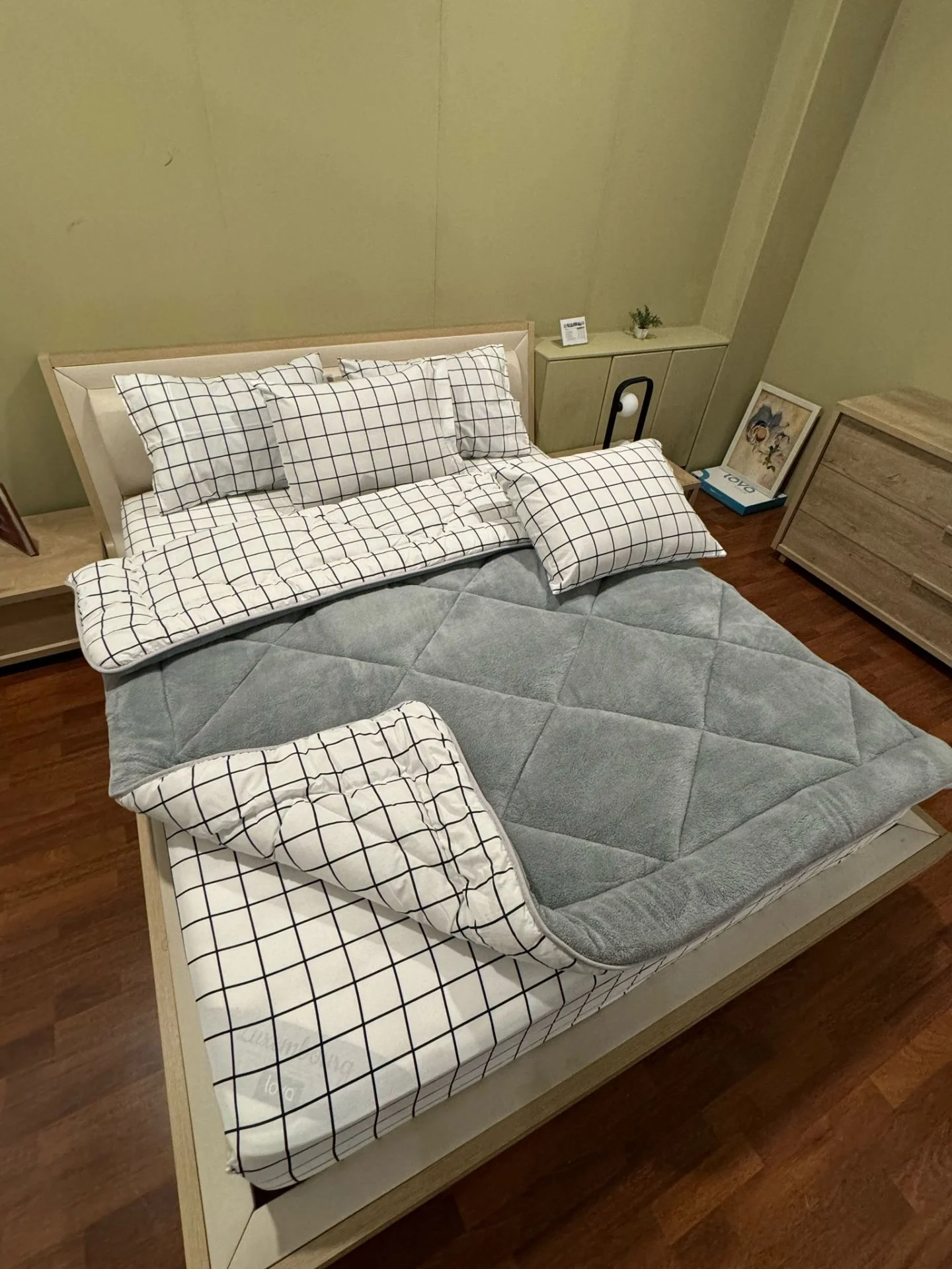 Beyaz Kare Desenli Çift Kişilik Welsoft Pufidik Uyku Seti  (Lastikli Çarşaflı)