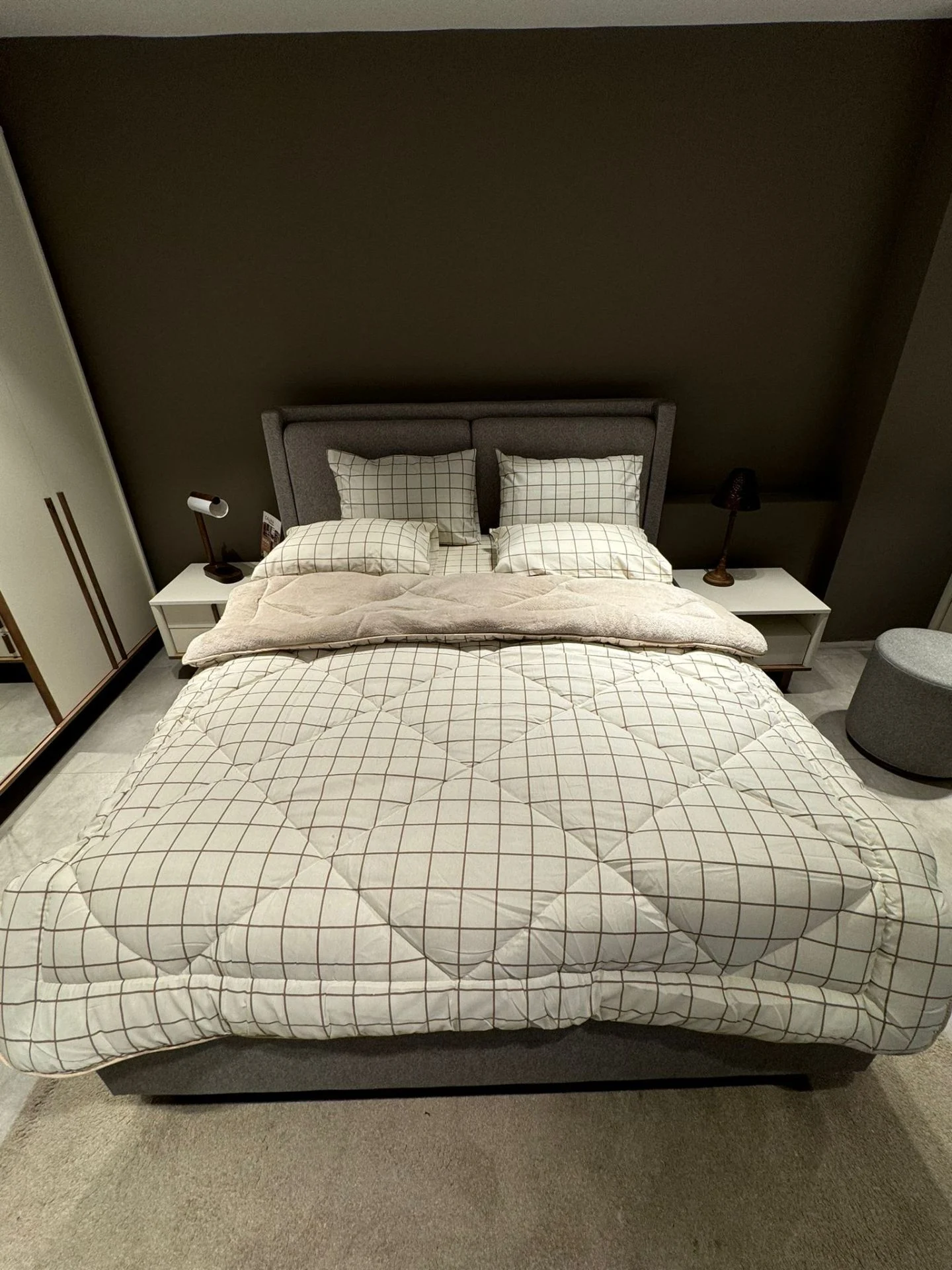 Krem Kare  Desenli Çift Kişilik Welsoft Pufidik Uyku Seti (Lastikli Çarşaflı)