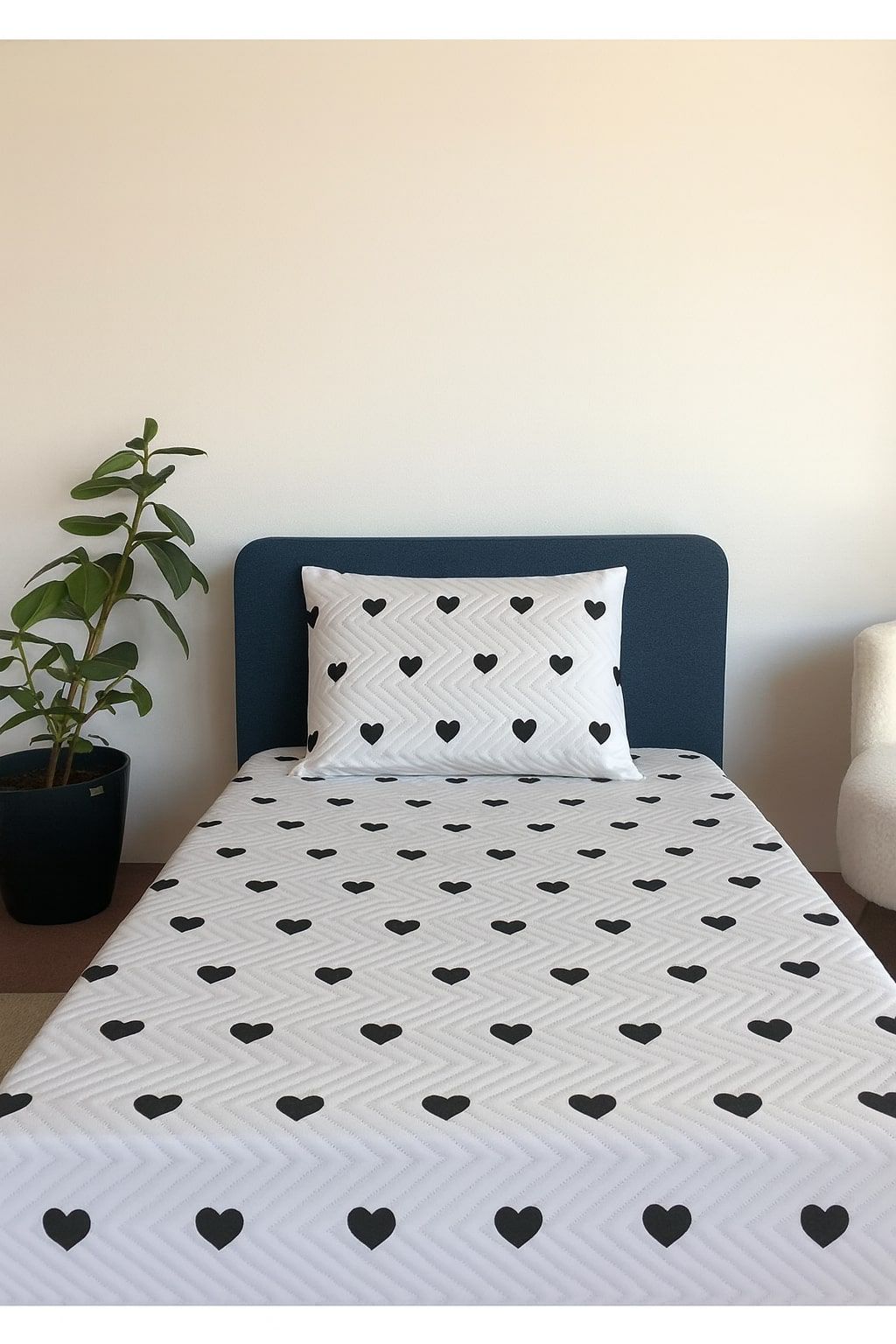 Kalp Desen Ultrasonik Tek Kişilik Yatak Örtüsü Takımı - Beyaz Üstüne Siyah Kalp