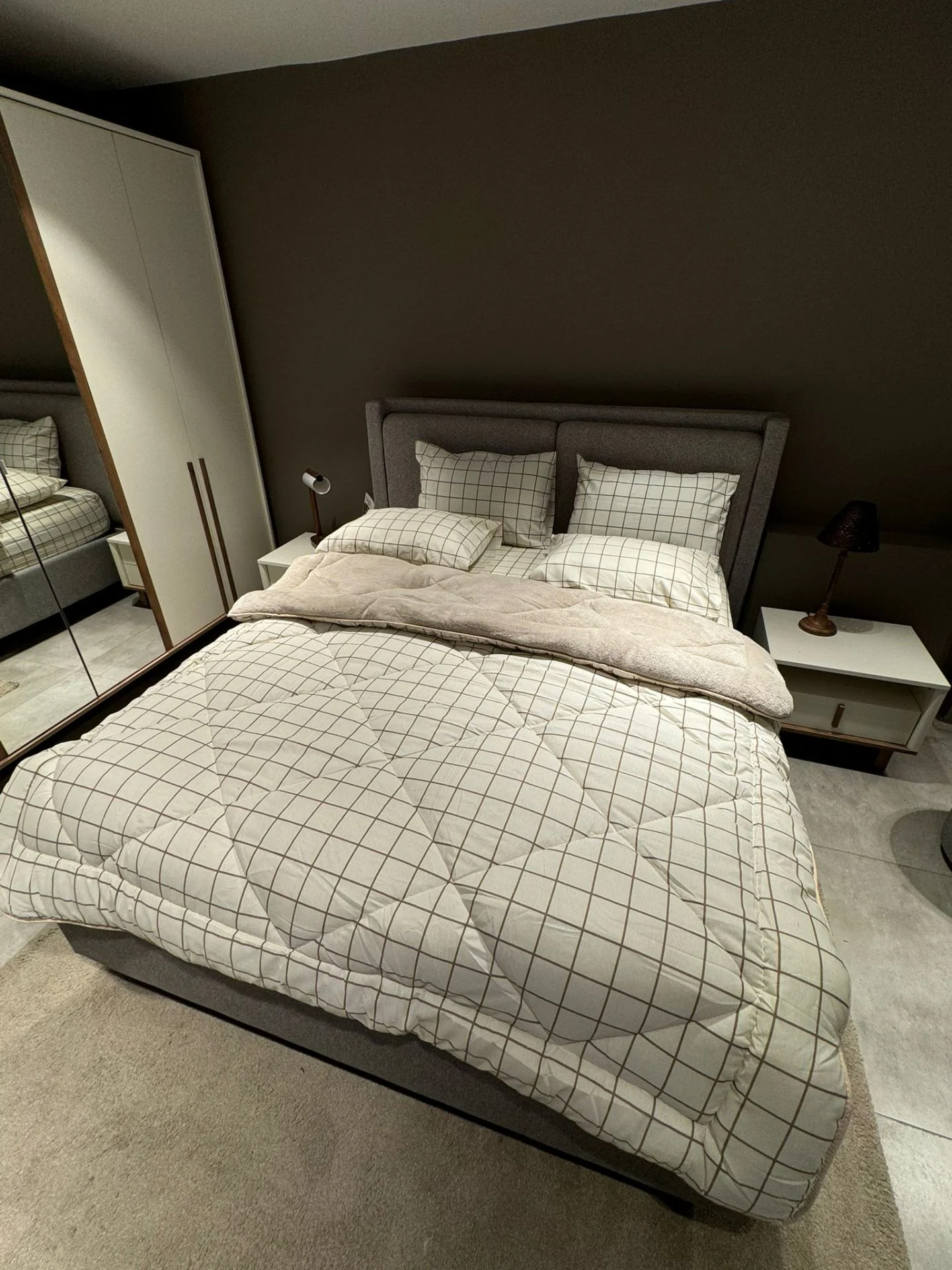 Krem Kare  Desenli Çift Kişilik Welsoft Pufidik Uyku Seti (Lastikli Çarşaflı)