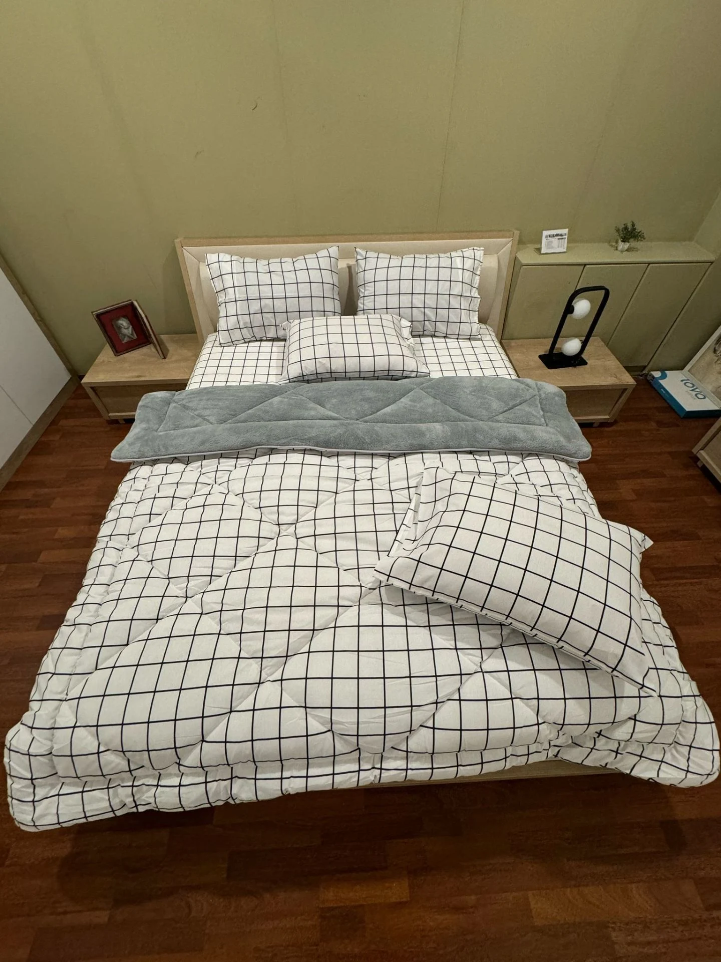 Beyaz Kare Desenli Çift Kişilik Welsoft Pufidik Uyku Seti  (Lastikli Çarşaflı)