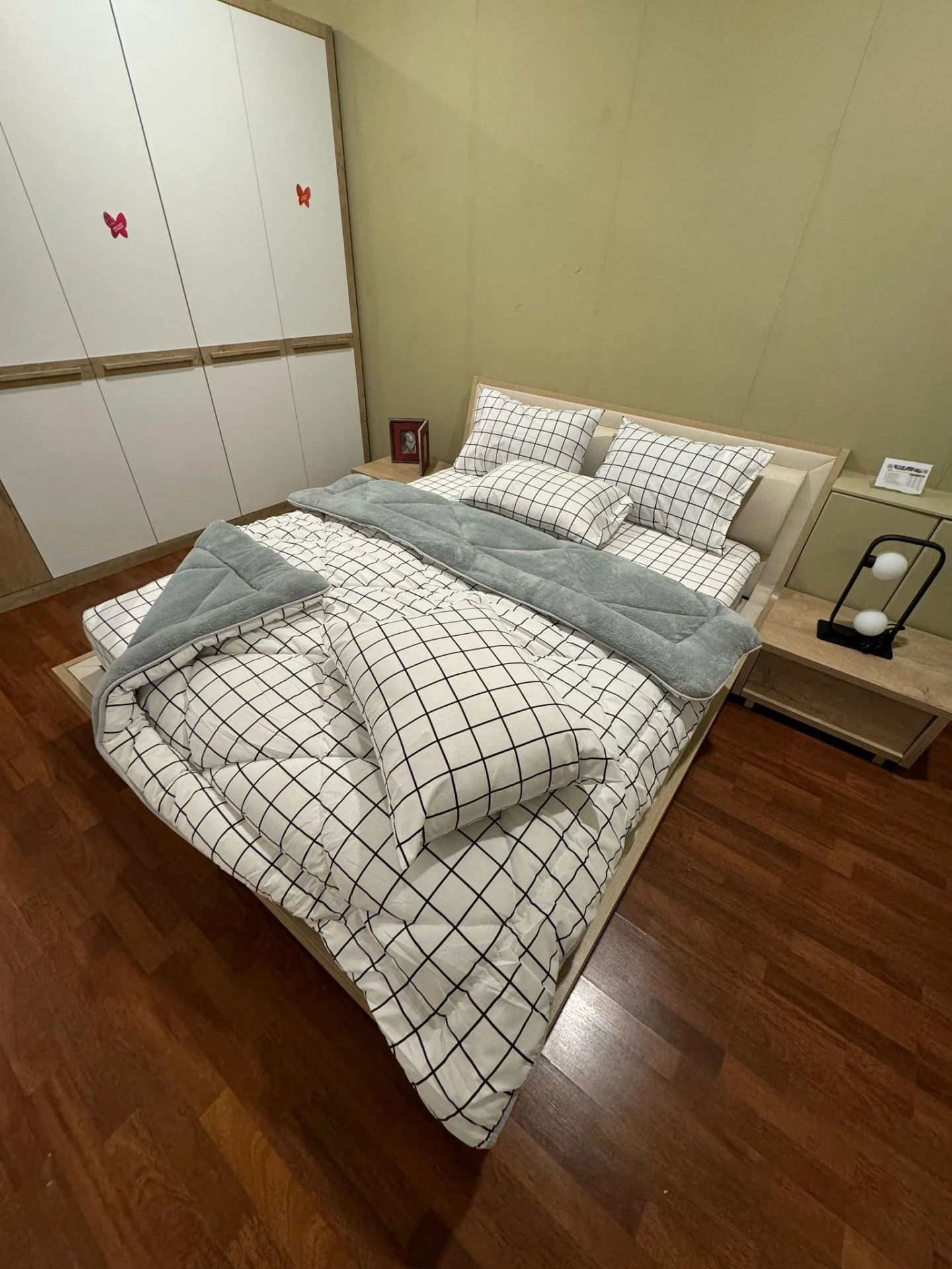 Beyaz Kare Desenli Çift Kişilik Welsoft Pufidik Uyku Seti  (Lastikli Çarşaflı)