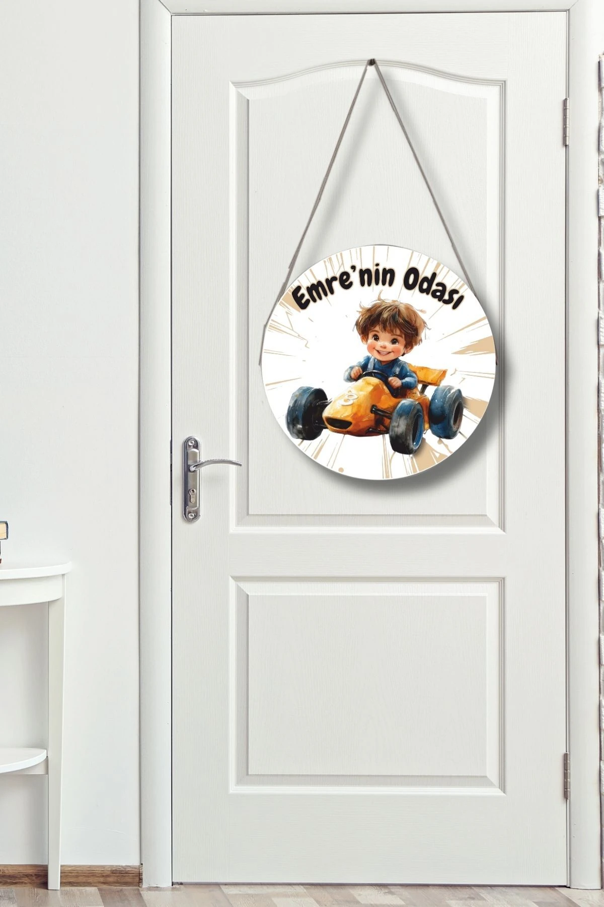 Kişiye Özel Erkek Çocuk Kapı Süsü – İsim Yazılabilir MDF Yuvarlak İpli Oda Dekoru