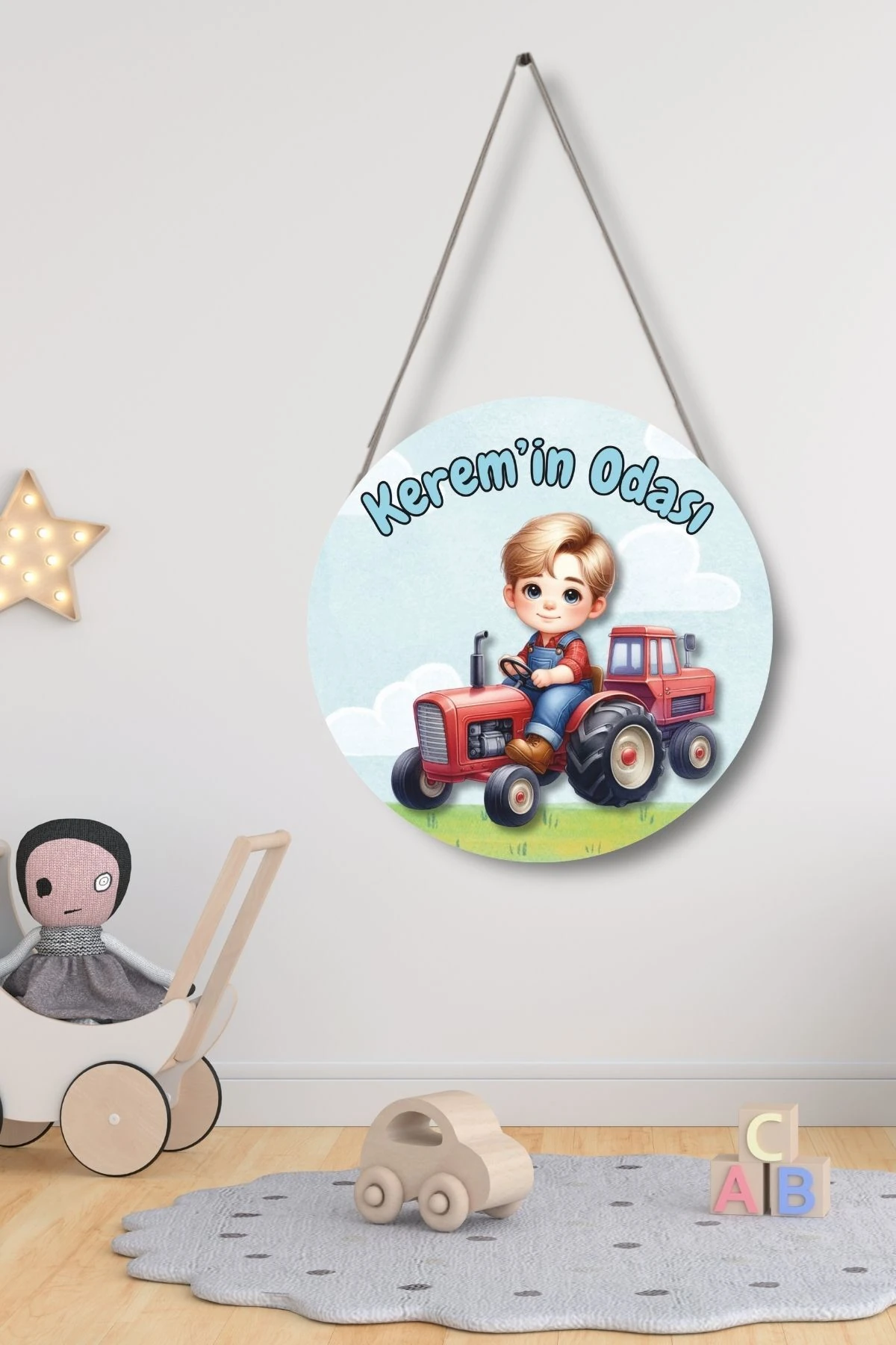 Kişiye Özel Erkek Çocuk Kapı Süsü – İsim Yazılabilir MDF Yuvarlak İpli Oda Dekoru
