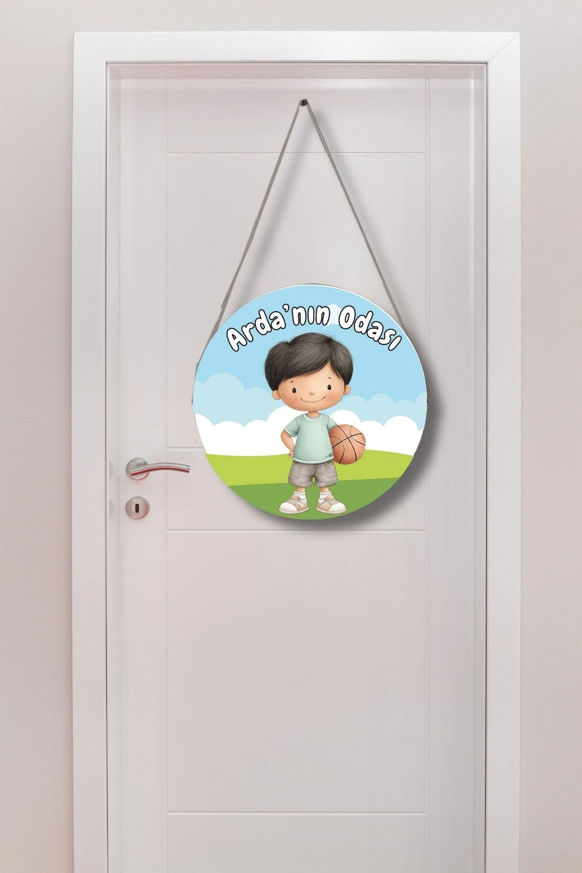 Kişiye Özel Erkek Çocuk Kapı Süsü – İsim Yazılabilir MDF Yuvarlak İpli Oda Dekoru