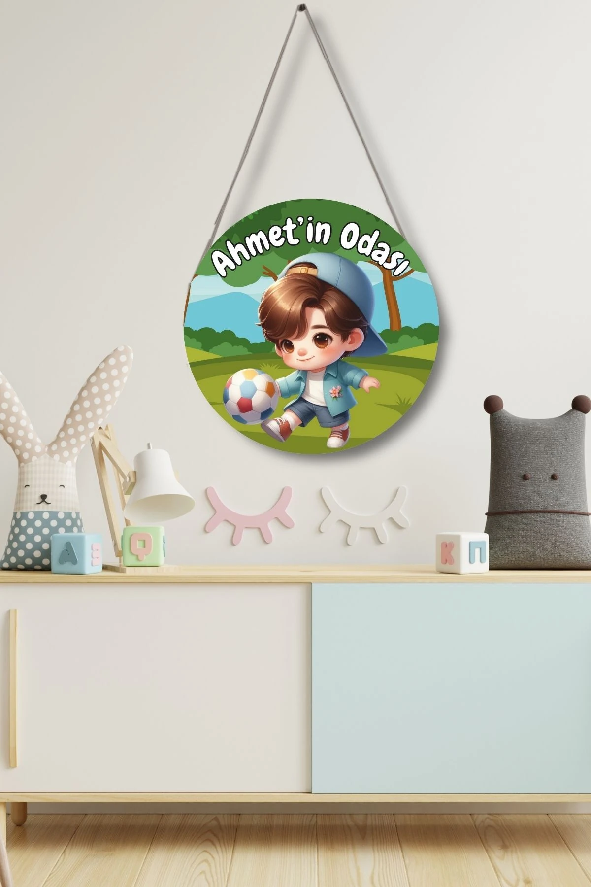 Kişiye Özel Erkek Çocuk Kapı Süsü – İsim Yazılabilir MDF Yuvarlak İpli Oda Dekoru