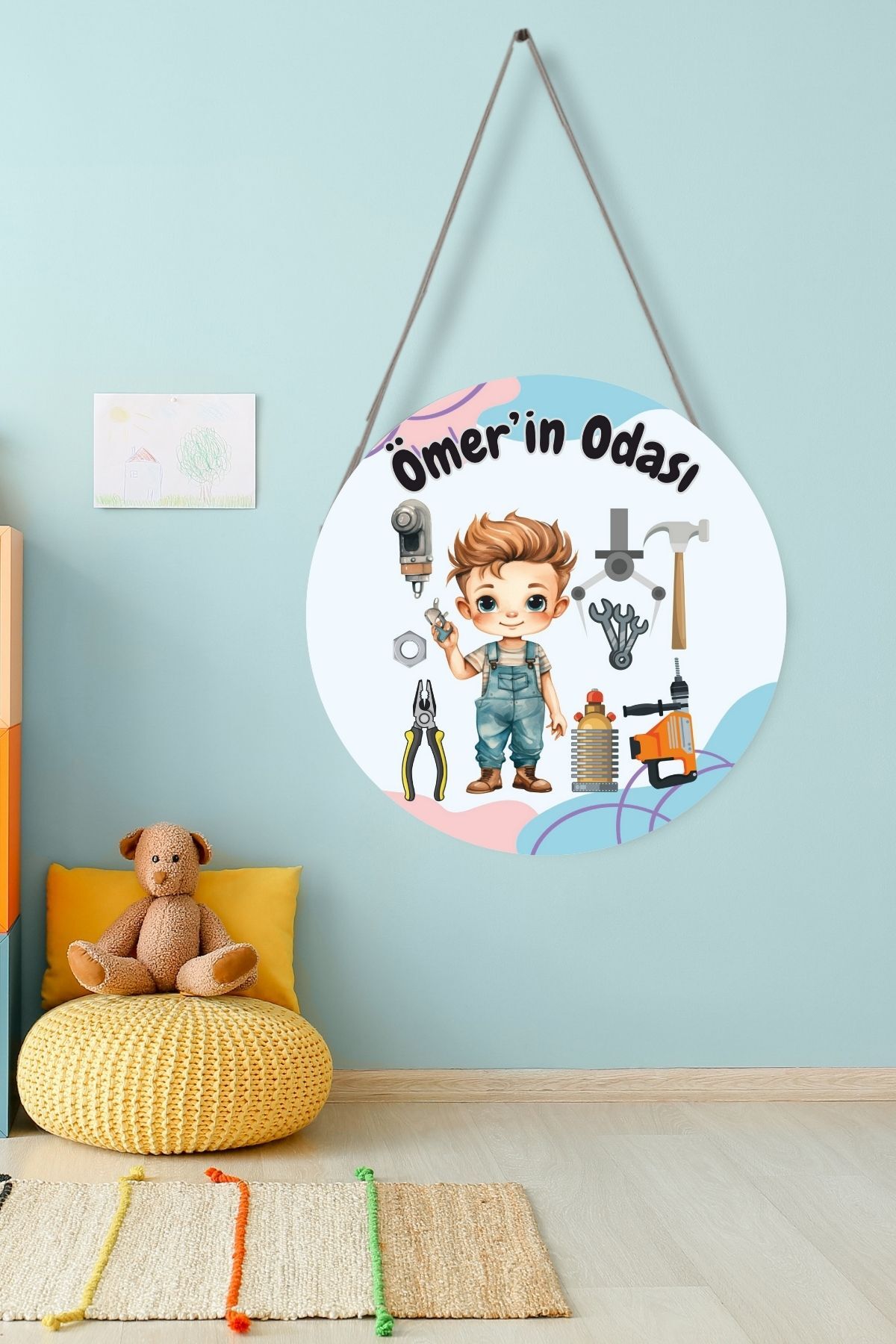 Kişiye Özel Erkek Çocuk Kapı Süsü – İsim Yazılabilir MDF Yuvarlak İpli Oda Dekoru