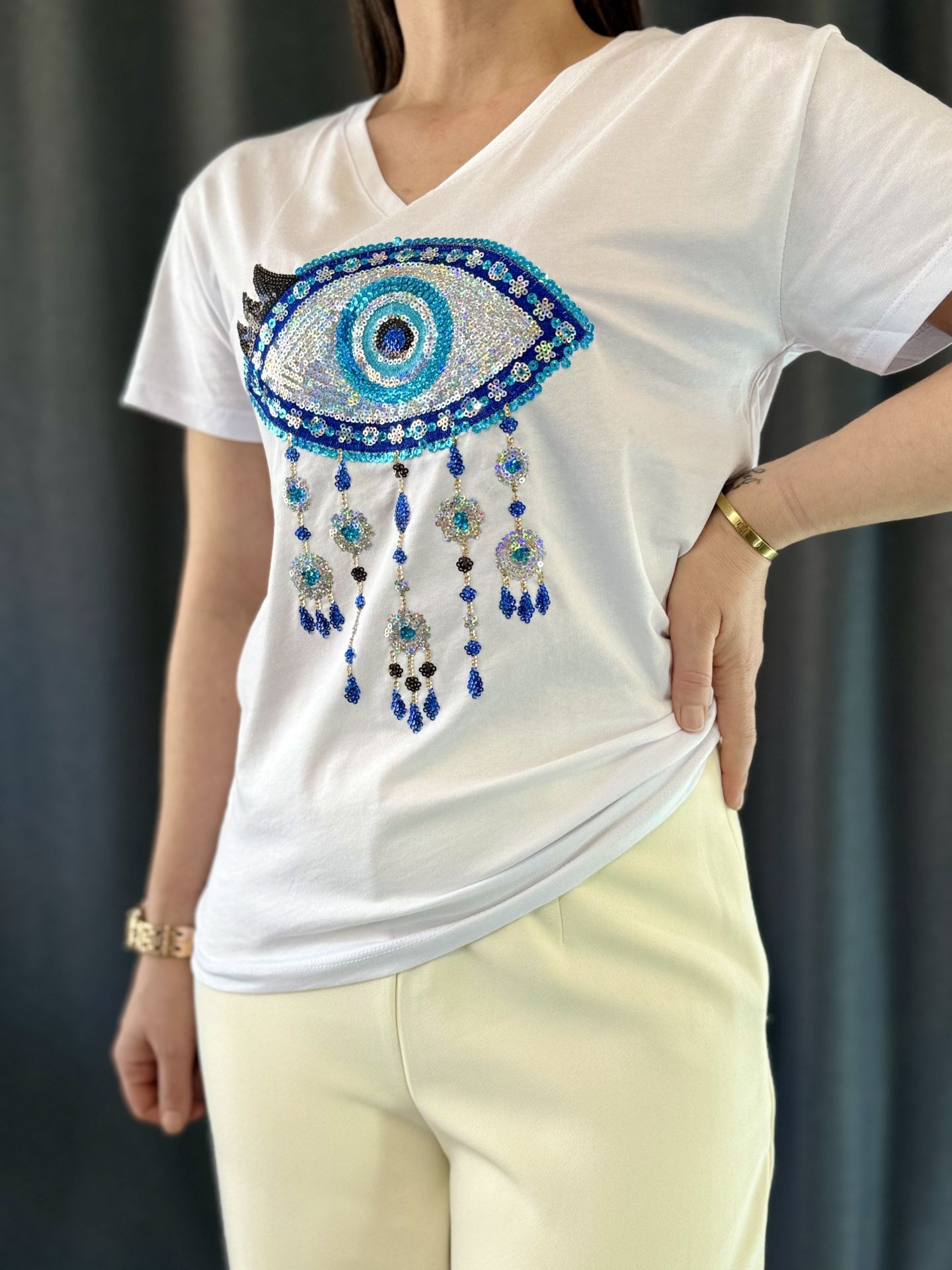 Pul İşlemeli V Yaka Beyaz Tshirt