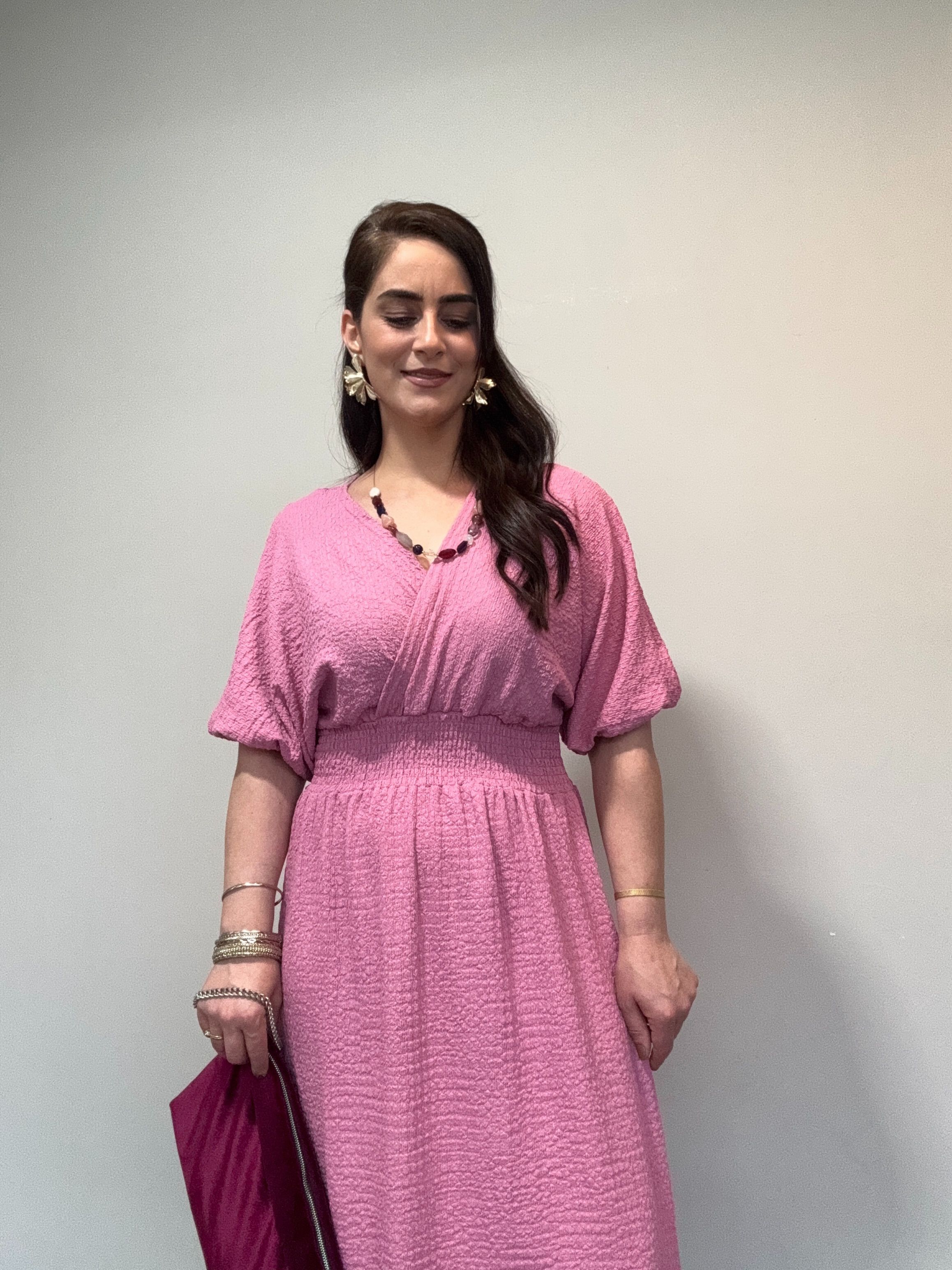 KRUVAZE YAKA BELİ LASTİKLİ PEMBE ELBİSE