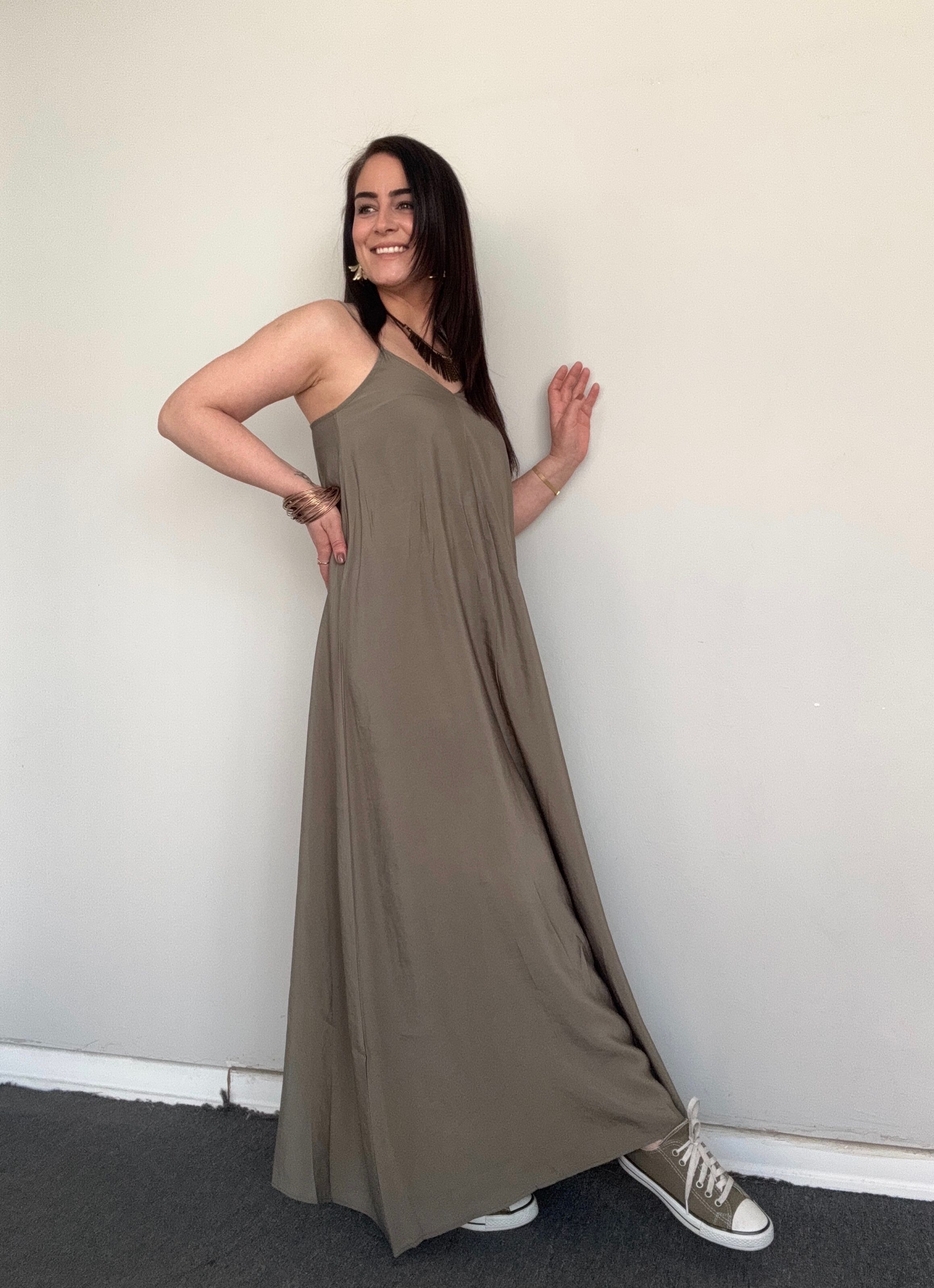 TENCEL KUMAŞ ASANSÖR ASKILI SALAŞ HAKİ ELBİSE