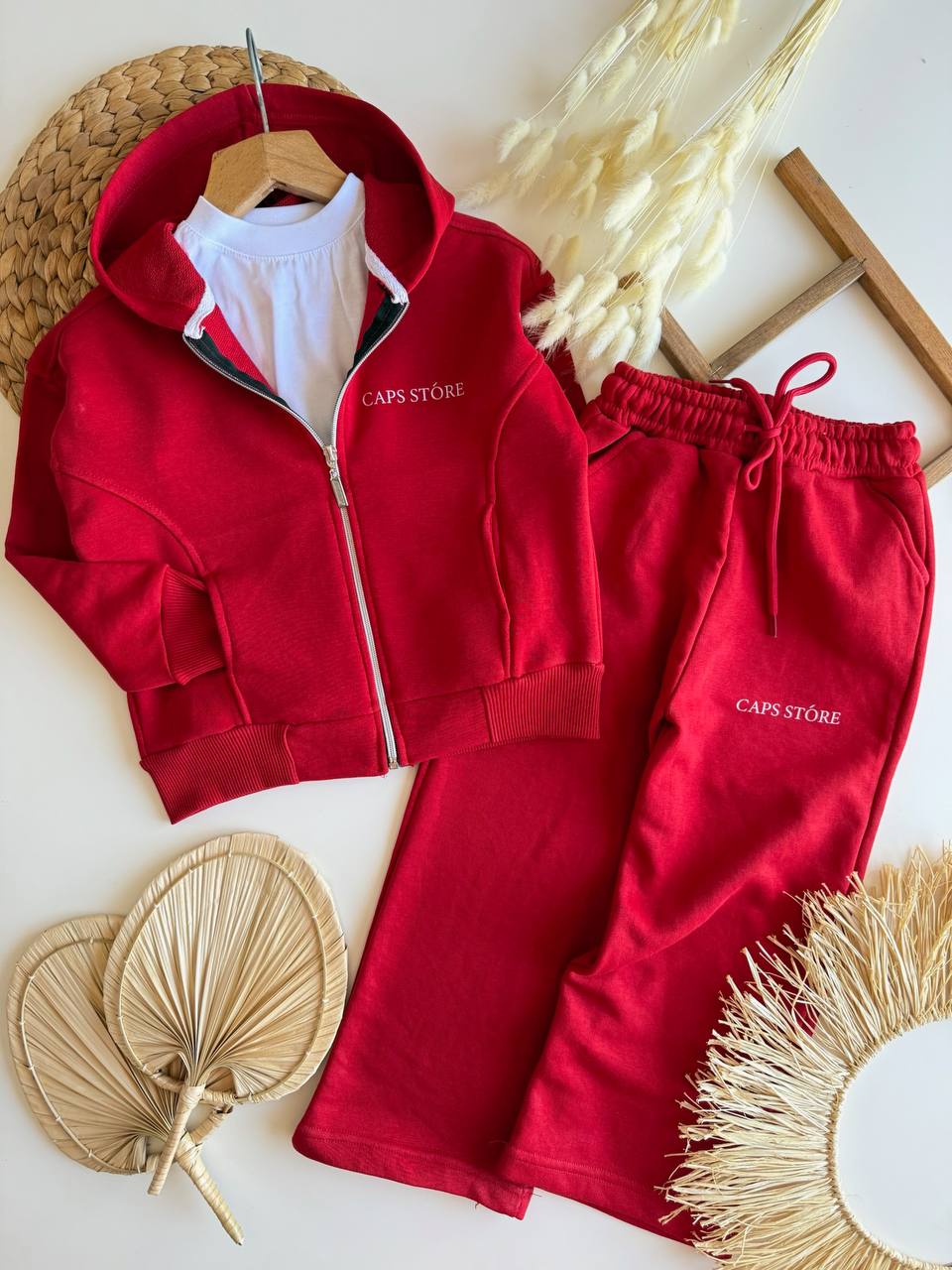 KIRMIZI KAPÜŞONLU TAKIM