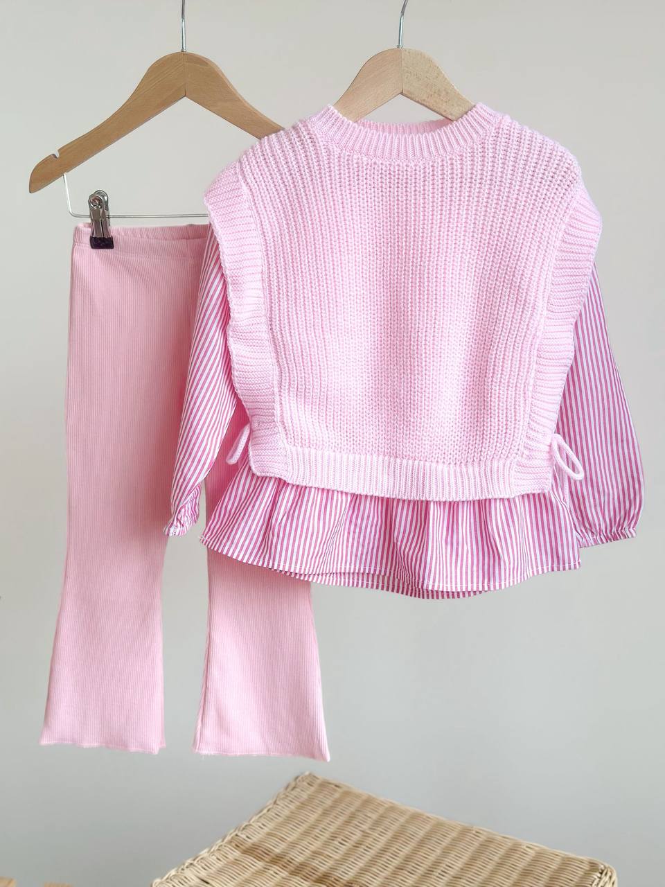 PEMBE GÖMLEKLİ TRİKO TAKIM