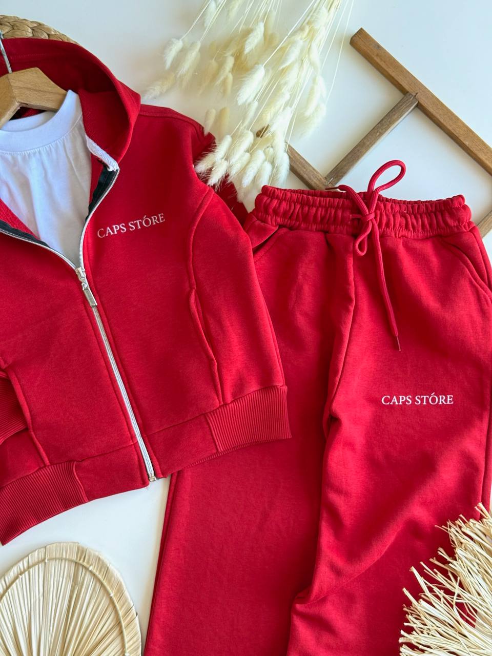 KIRMIZI KAPÜŞONLU TAKIM