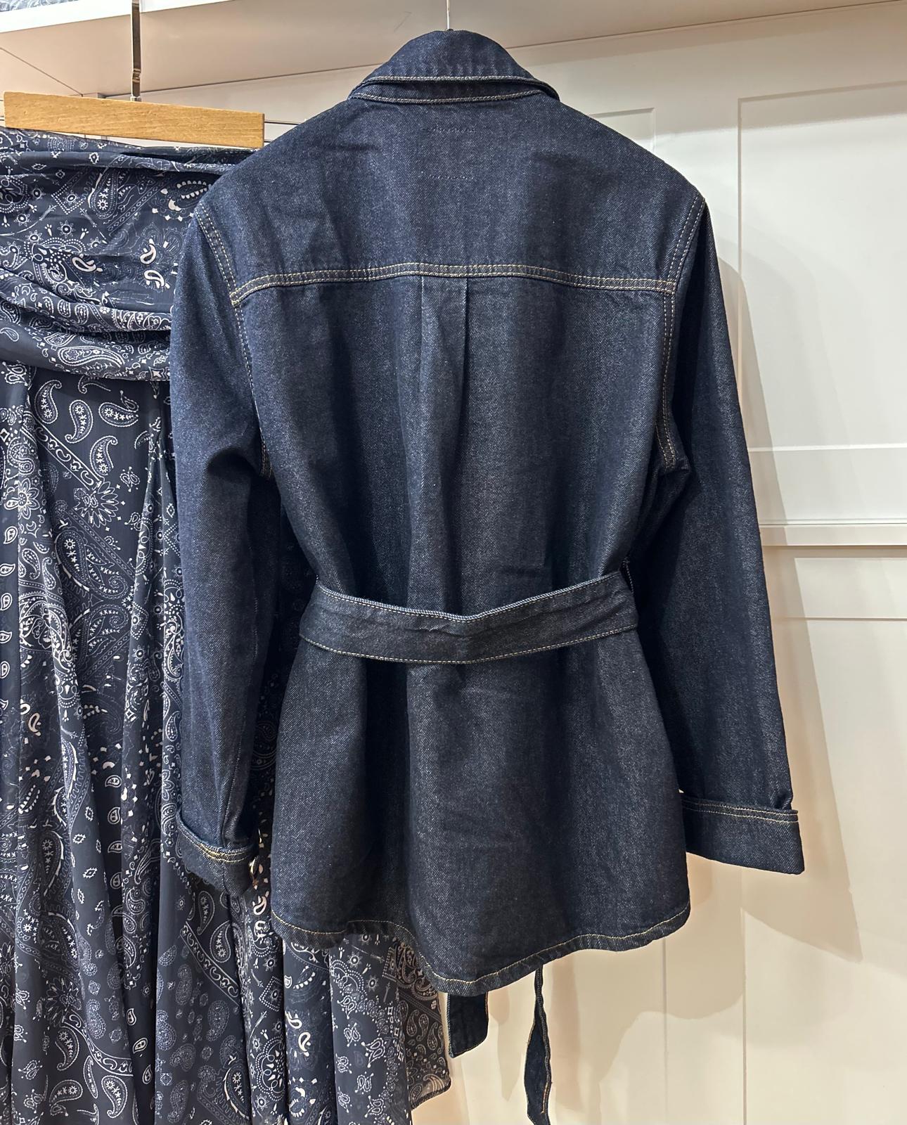 KOLLARI DÜĞME DETAY DENİM GÖMLEK