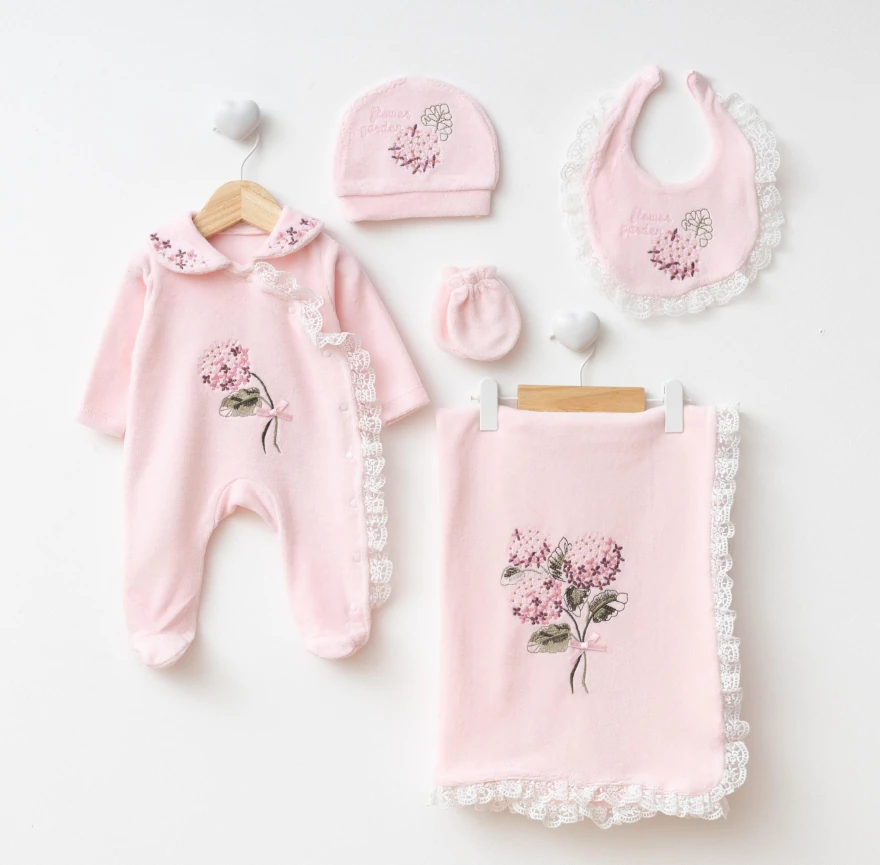 Premium Kadife Ortanca Nakış Detaylı Dantel Kenar Battaniye Şapka Eldiven Önlük 5 Parça Tulum Set Pembe Kutulu Ürün