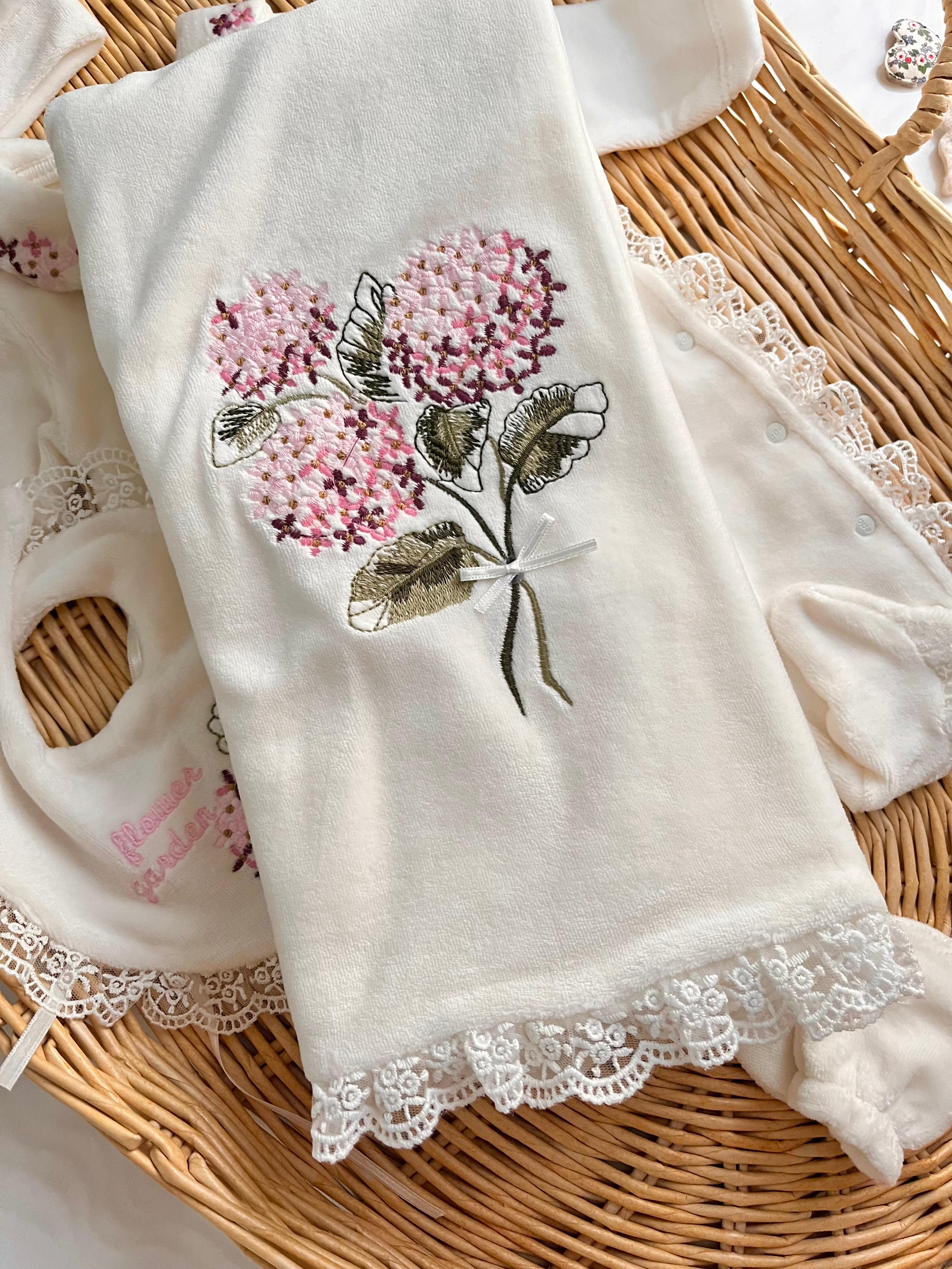 Premium Kadife Ortanca Nakış Detaylı Dantel Kenar Battaniye Şapka Eldiven Önlük 5 Parça Tulum Set Ekru Kutulu Ürün