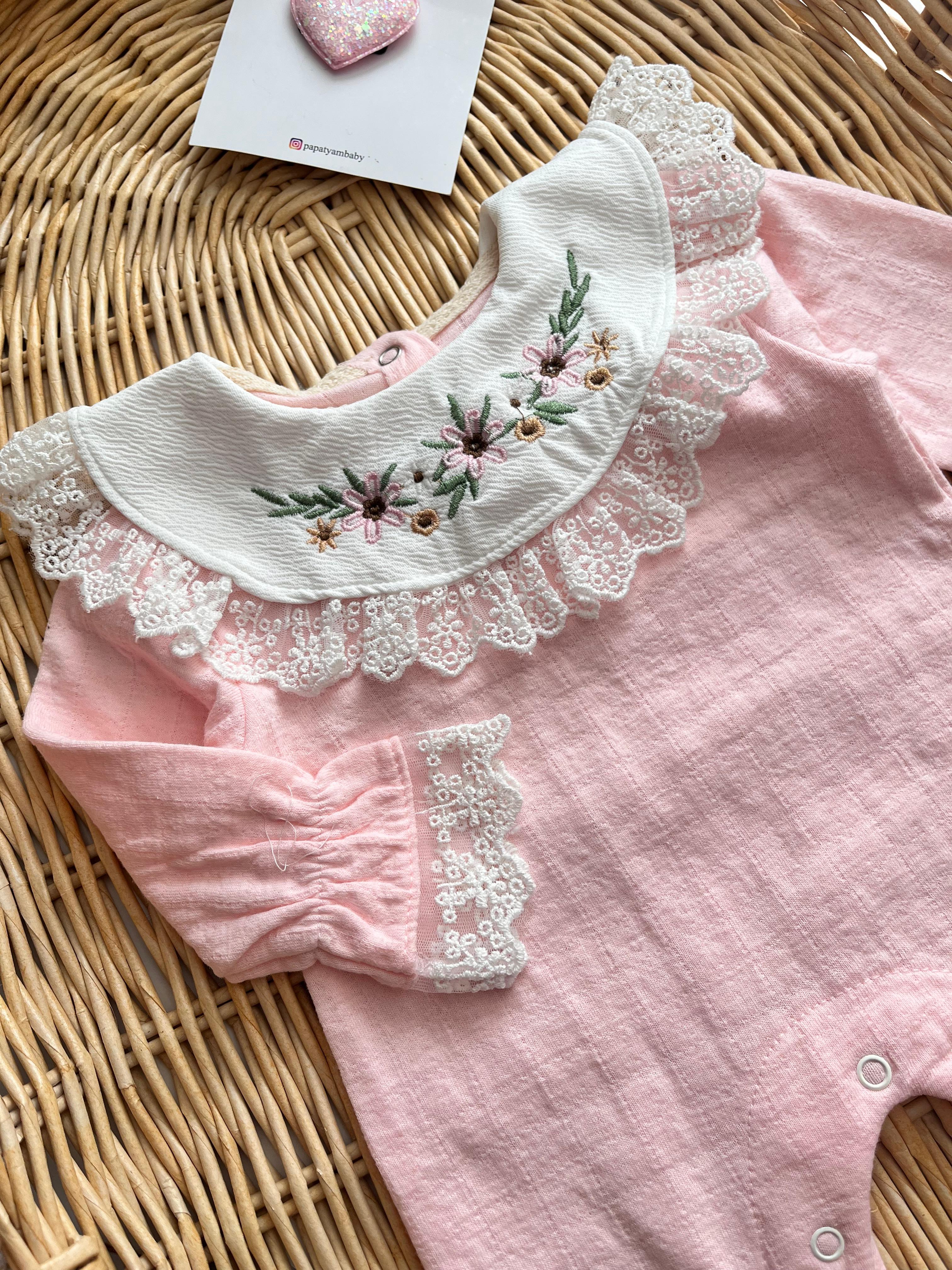 Diana Dantel Çiçek Nakış Yaka Kol Detay Tulum Pembe