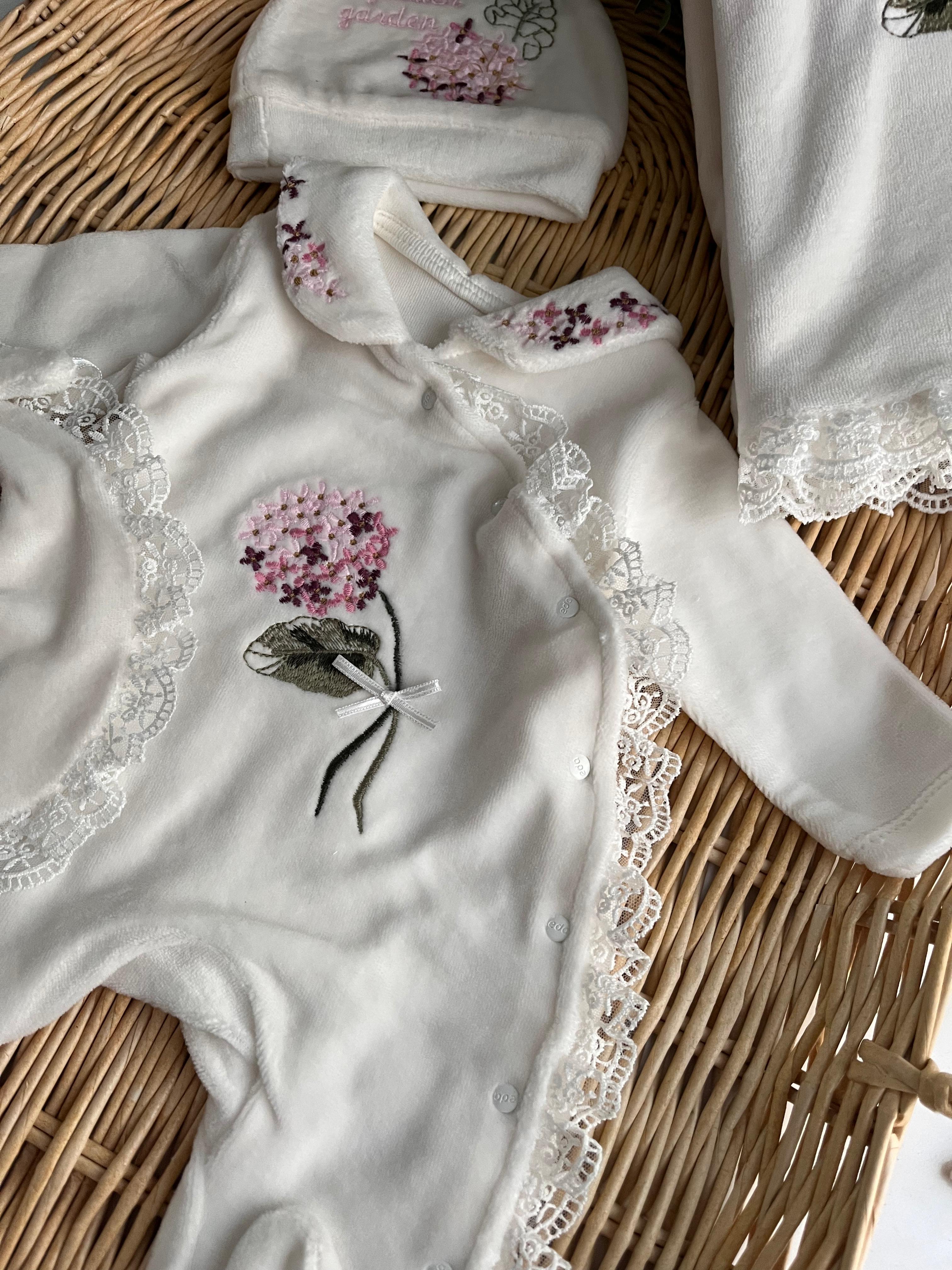 Premium Kadife Ortanca Nakış Detaylı Dantel Kenar Battaniye Şapka Eldiven Önlük 5 Parça Tulum Set Ekru Kutulu Ürün