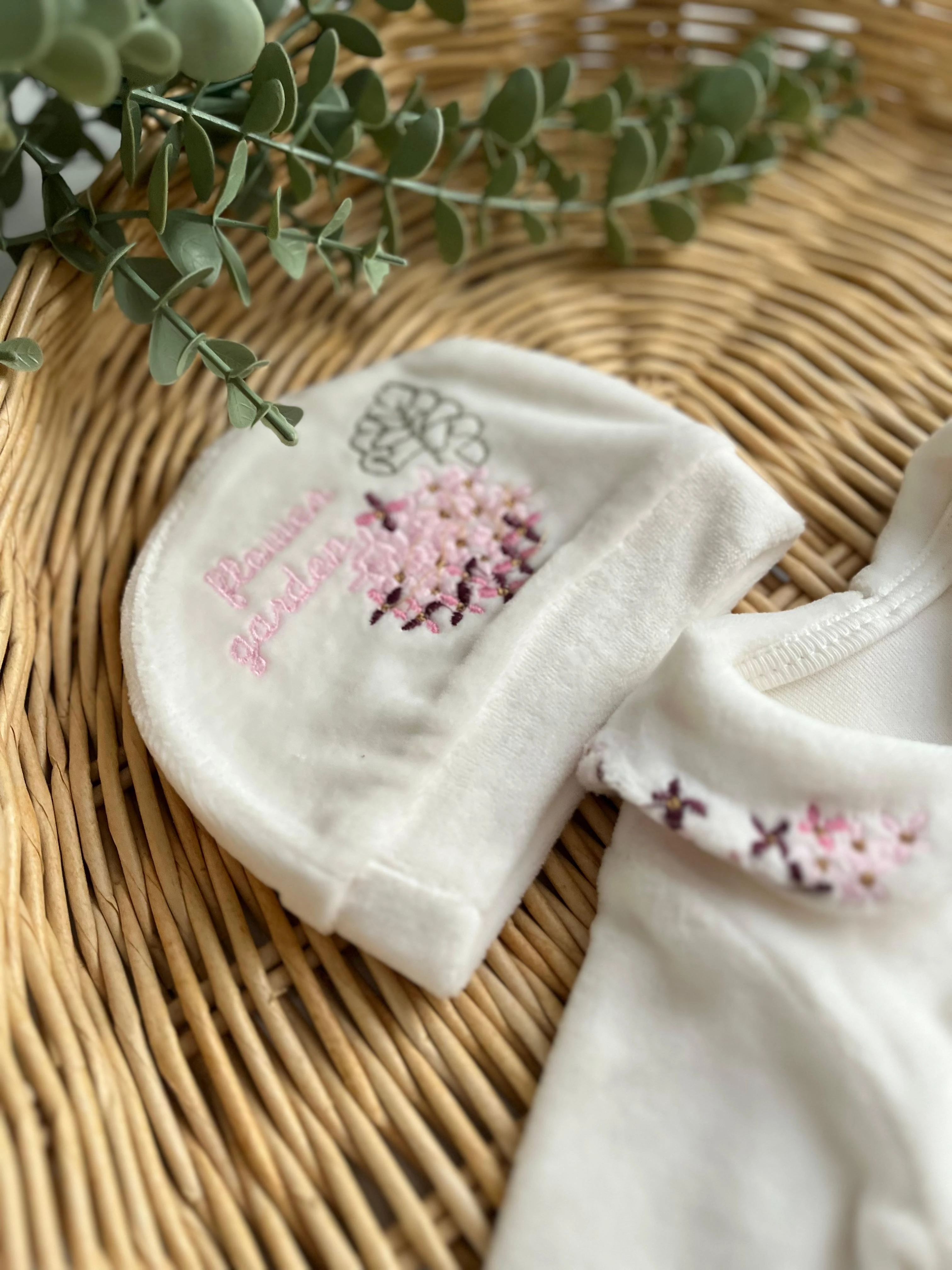 Premium Kadife Ortanca Nakış Detaylı Dantel Kenar Battaniye Şapka Eldiven Önlük 5 Parça Tulum Set Ekru Kutulu Ürün