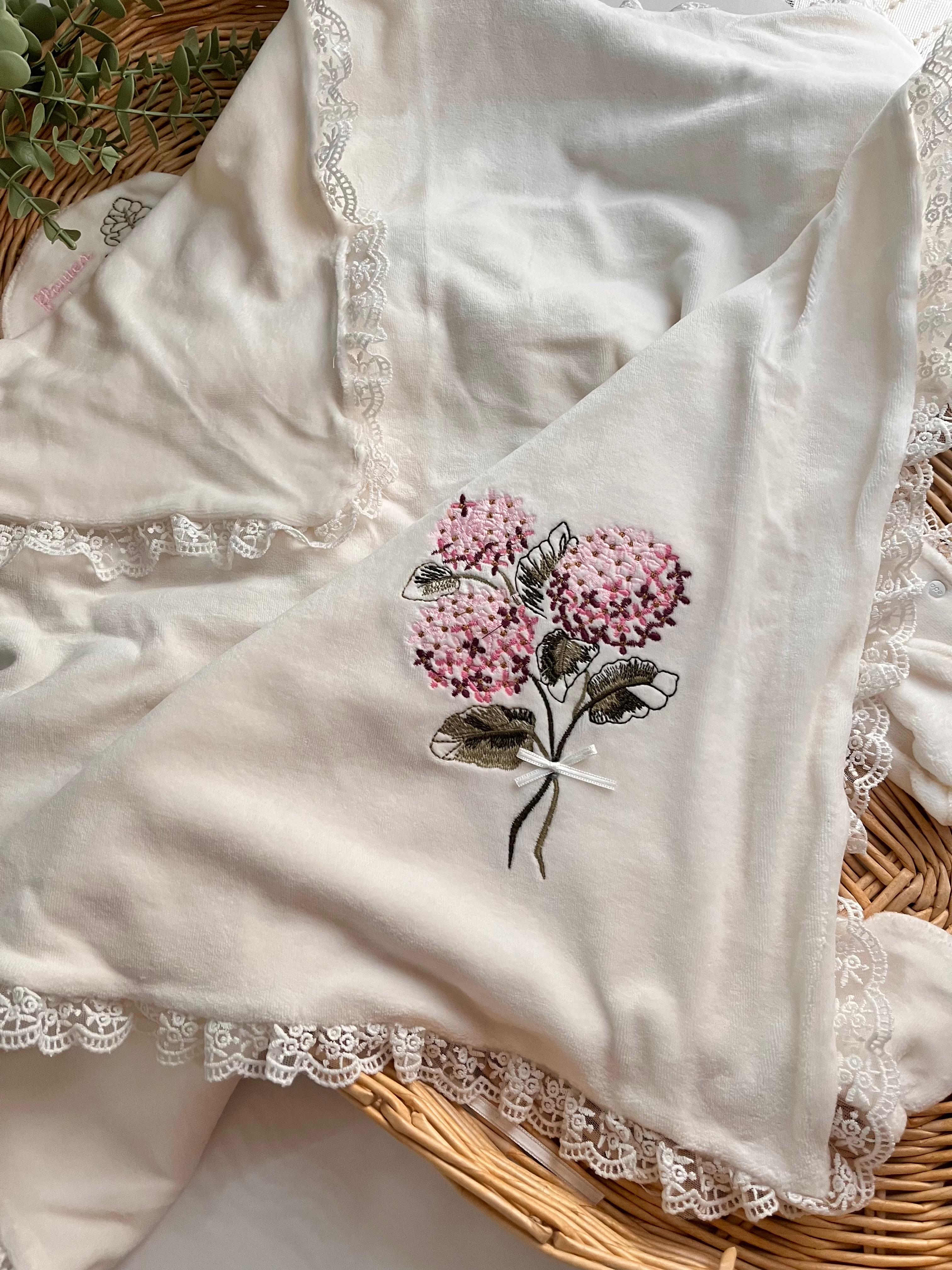 Premium Kadife Ortanca Nakış Detaylı Dantel Kenar Battaniye Şapka Eldiven Önlük 5 Parça Tulum Set Ekru Kutulu Ürün