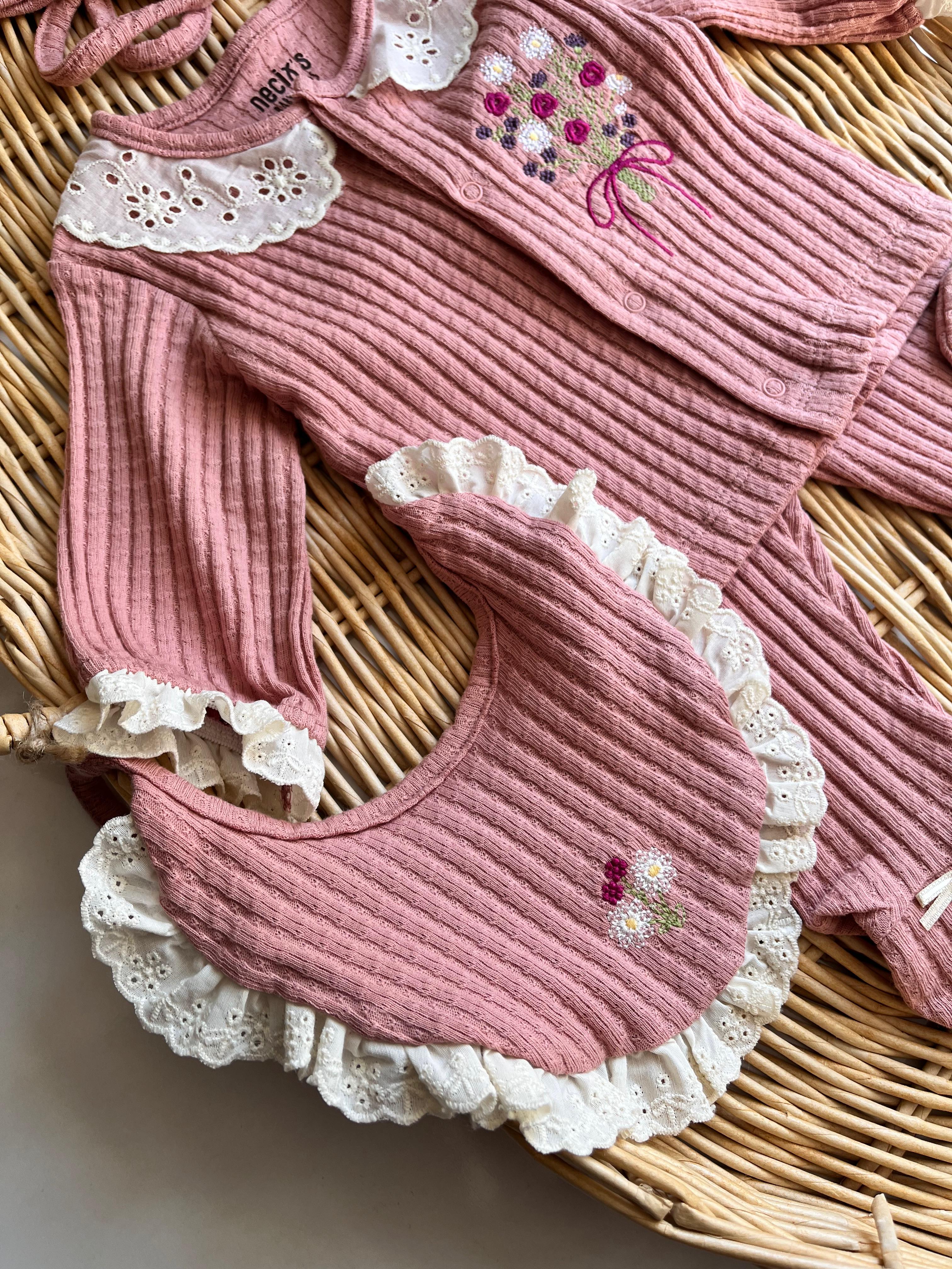 Fisto Yakalı Çiçek Buketi Nakışlı 5'li Yenidoğan Set 