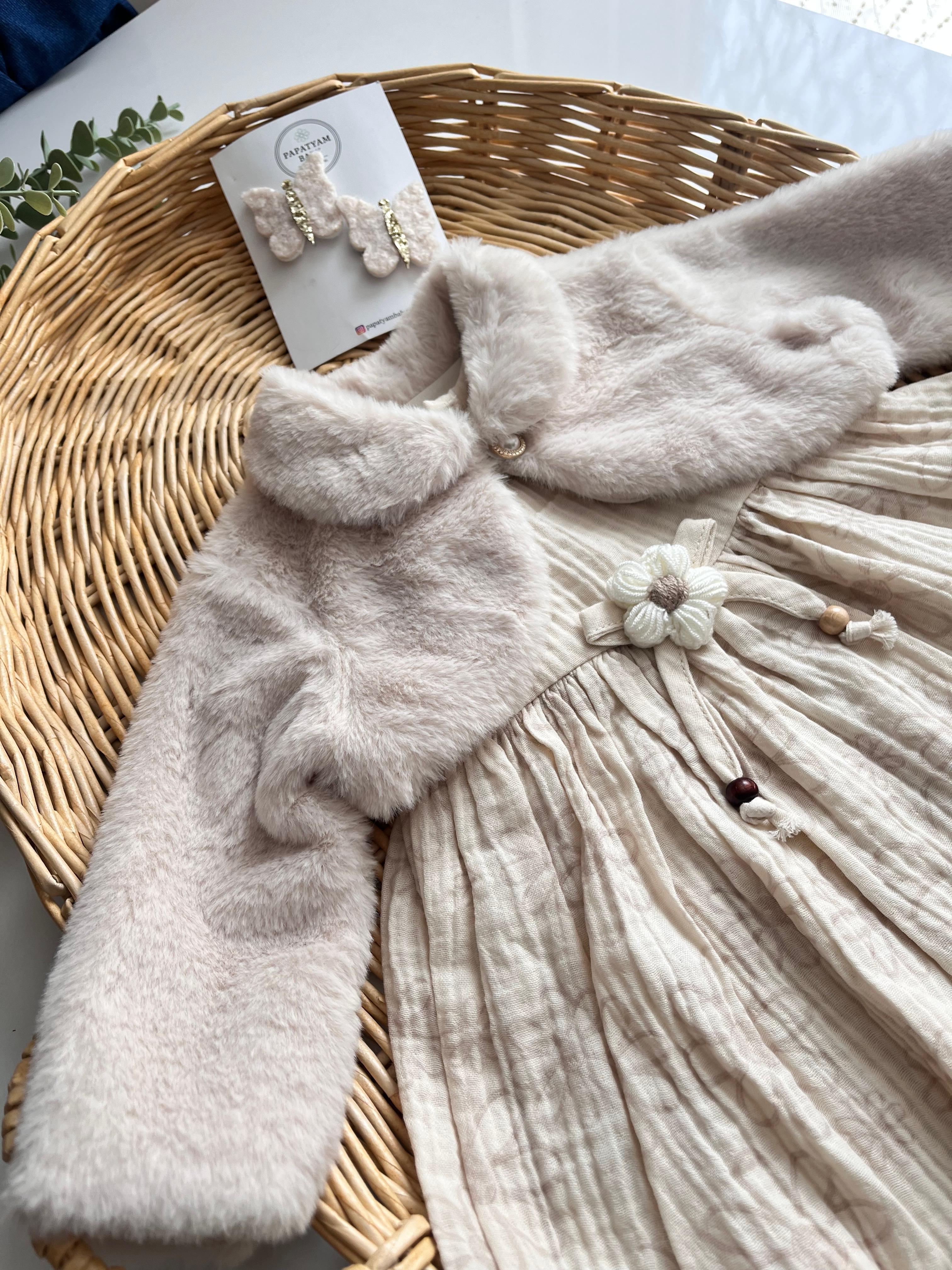 Peluş Yelekli Örgü Çiçek Detay Müslin Elbise Krem