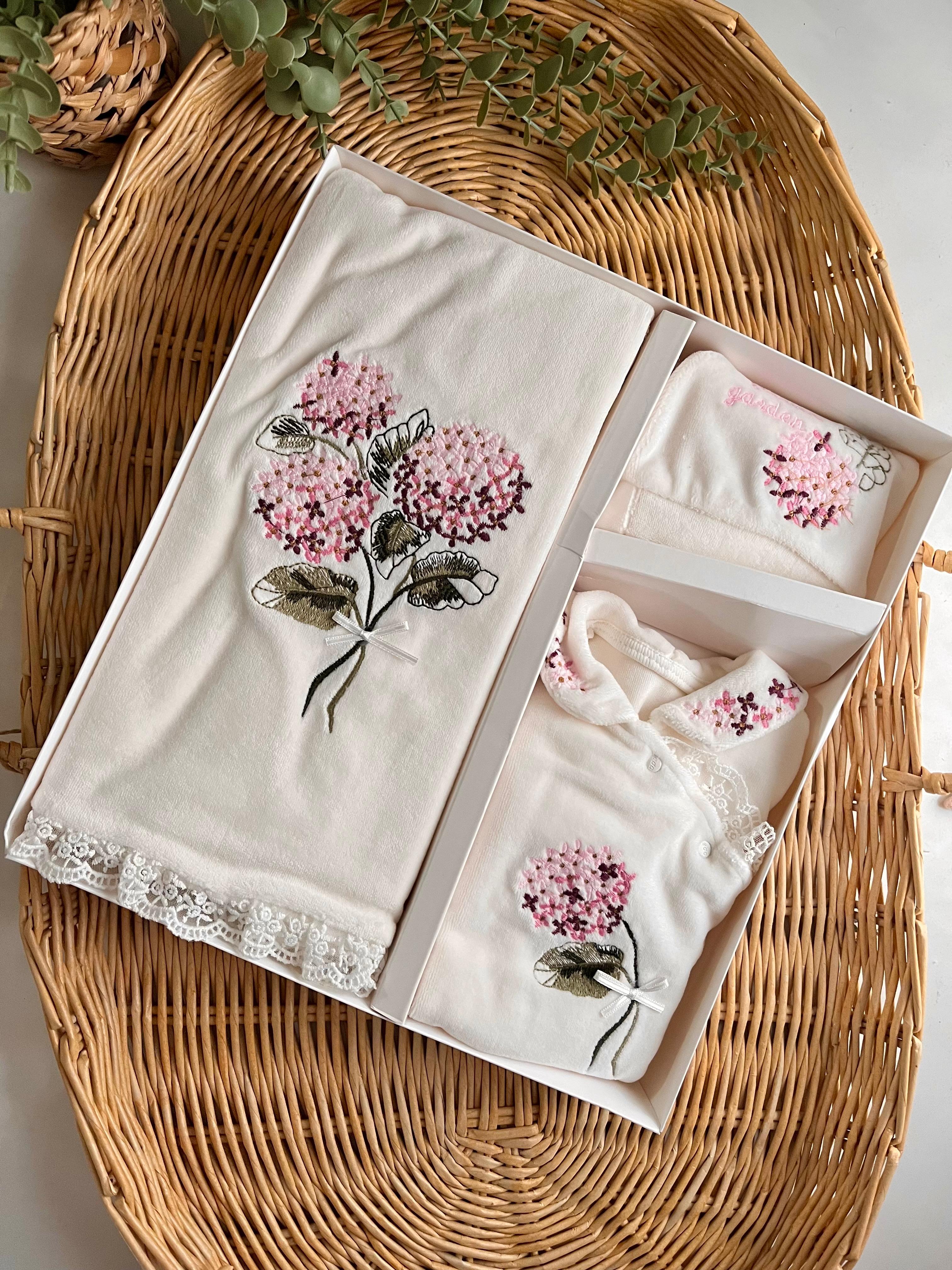 Premium Kadife Ortanca Nakış Detaylı Dantel Kenar Battaniye Şapka Eldiven Önlük 5 Parça Tulum Set Ekru Kutulu Ürün