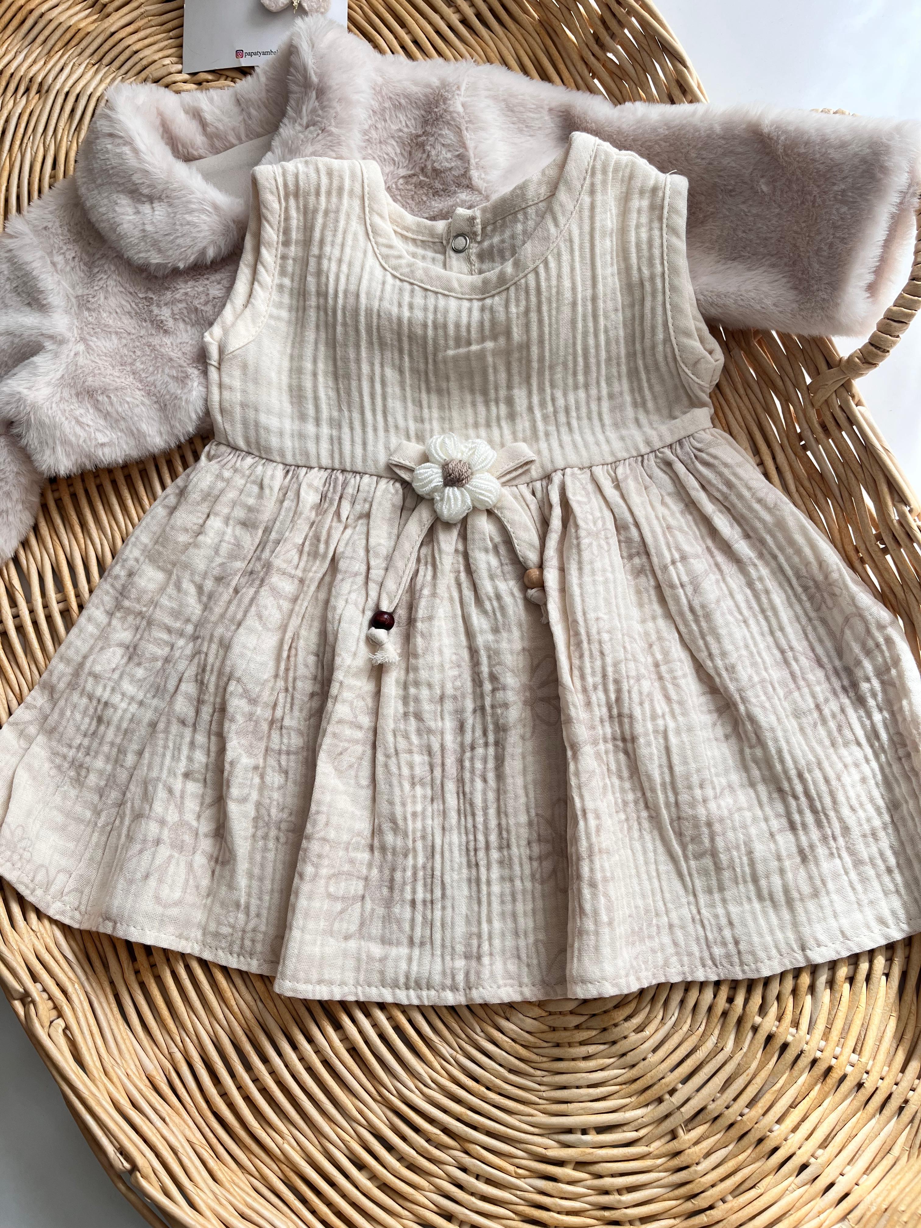 Peluş Yelekli Örgü Çiçek Detay Müslin Elbise Krem