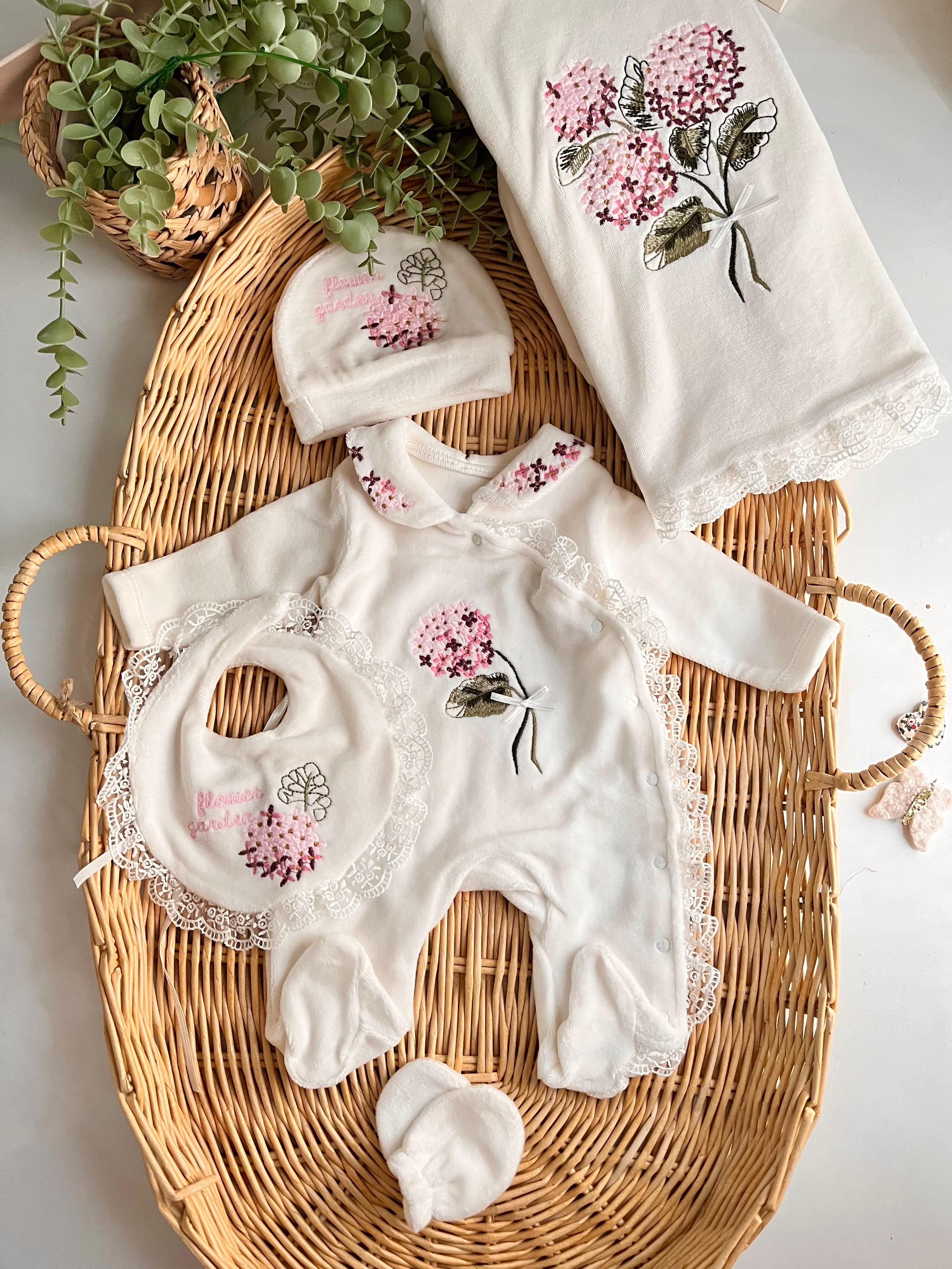 Premium Kadife Ortanca Nakış Detaylı Dantel Kenar Battaniye Şapka Eldiven Önlük 5 Parça Tulum Set Ekru Kutulu Ürün