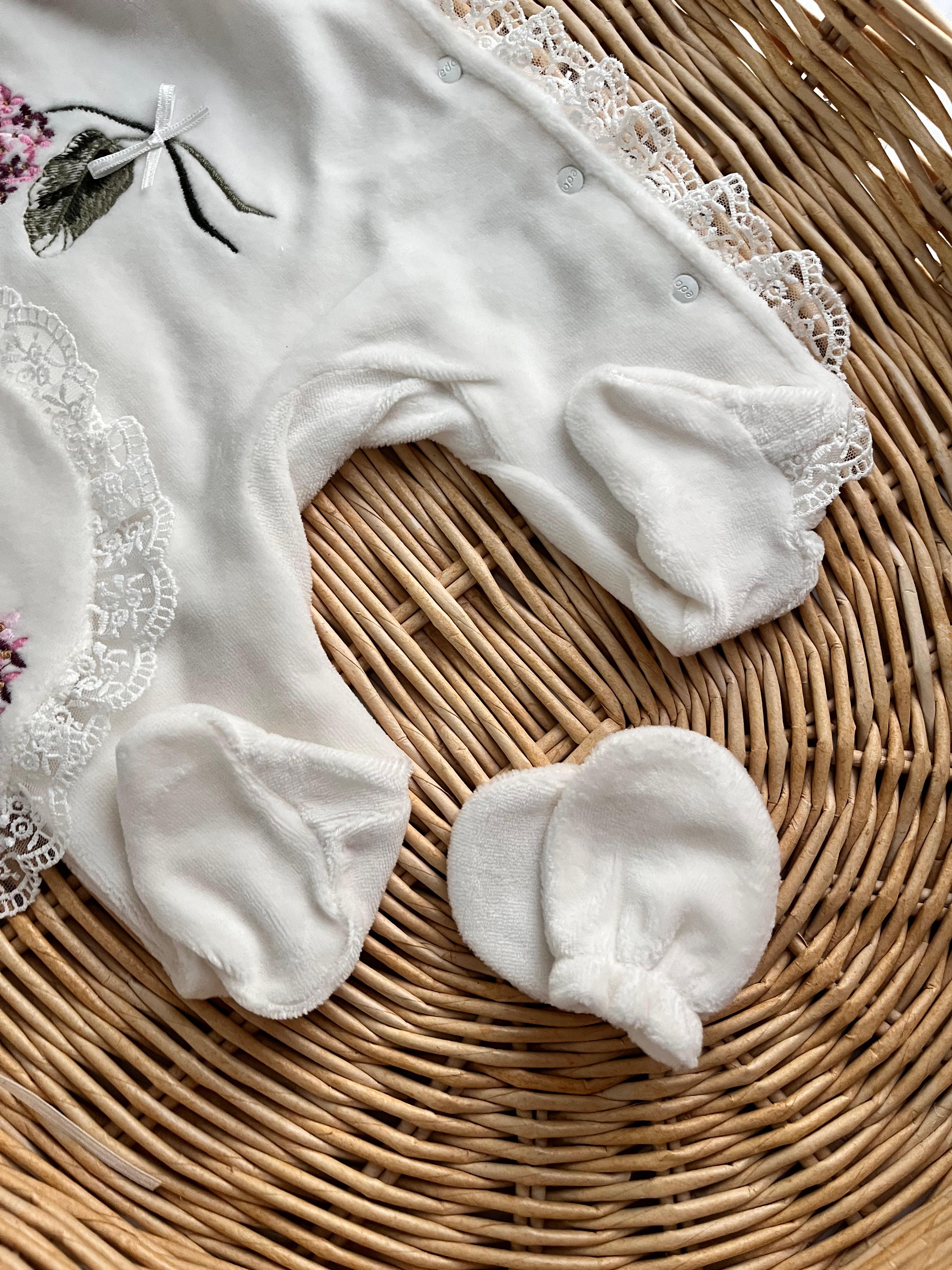 Premium Kadife Ortanca Nakış Detaylı Dantel Kenar Battaniye Şapka Eldiven Önlük 5 Parça Tulum Set Ekru Kutulu Ürün