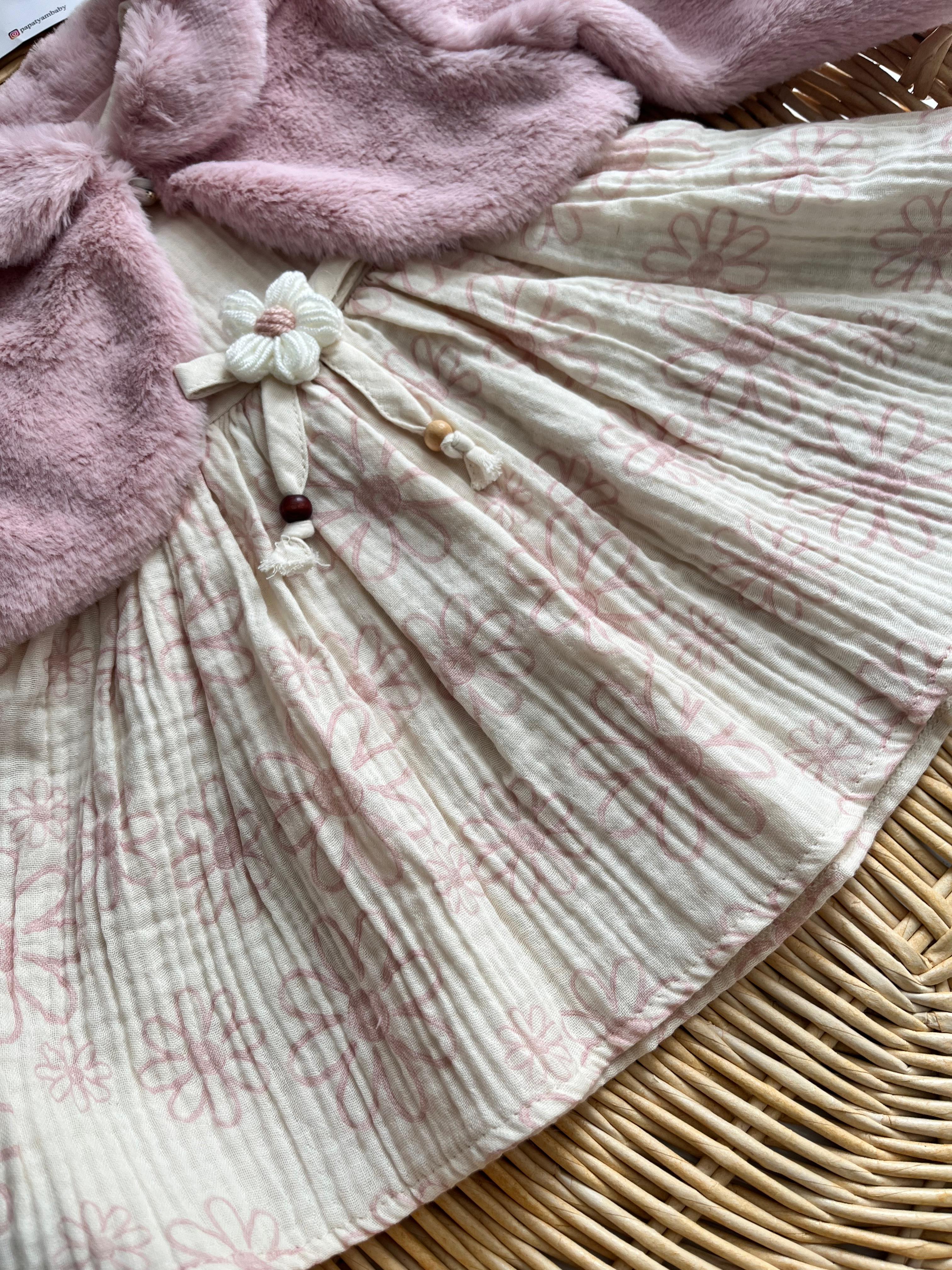 Peluş Yelekli Örgü Çiçek Detaylı Müslin Elbise Pembe