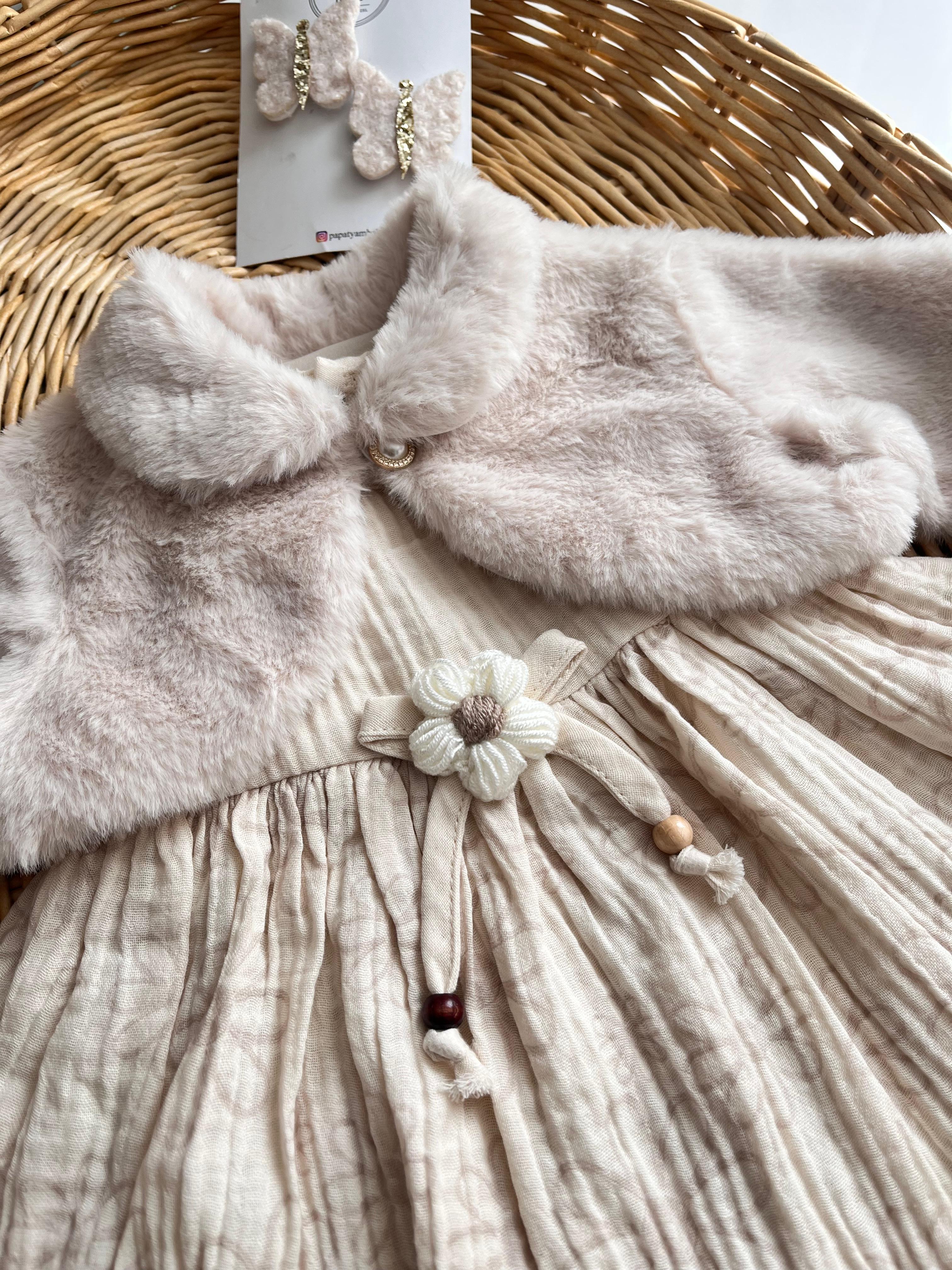 Peluş Yelekli Örgü Çiçek Detay Müslin Elbise Krem