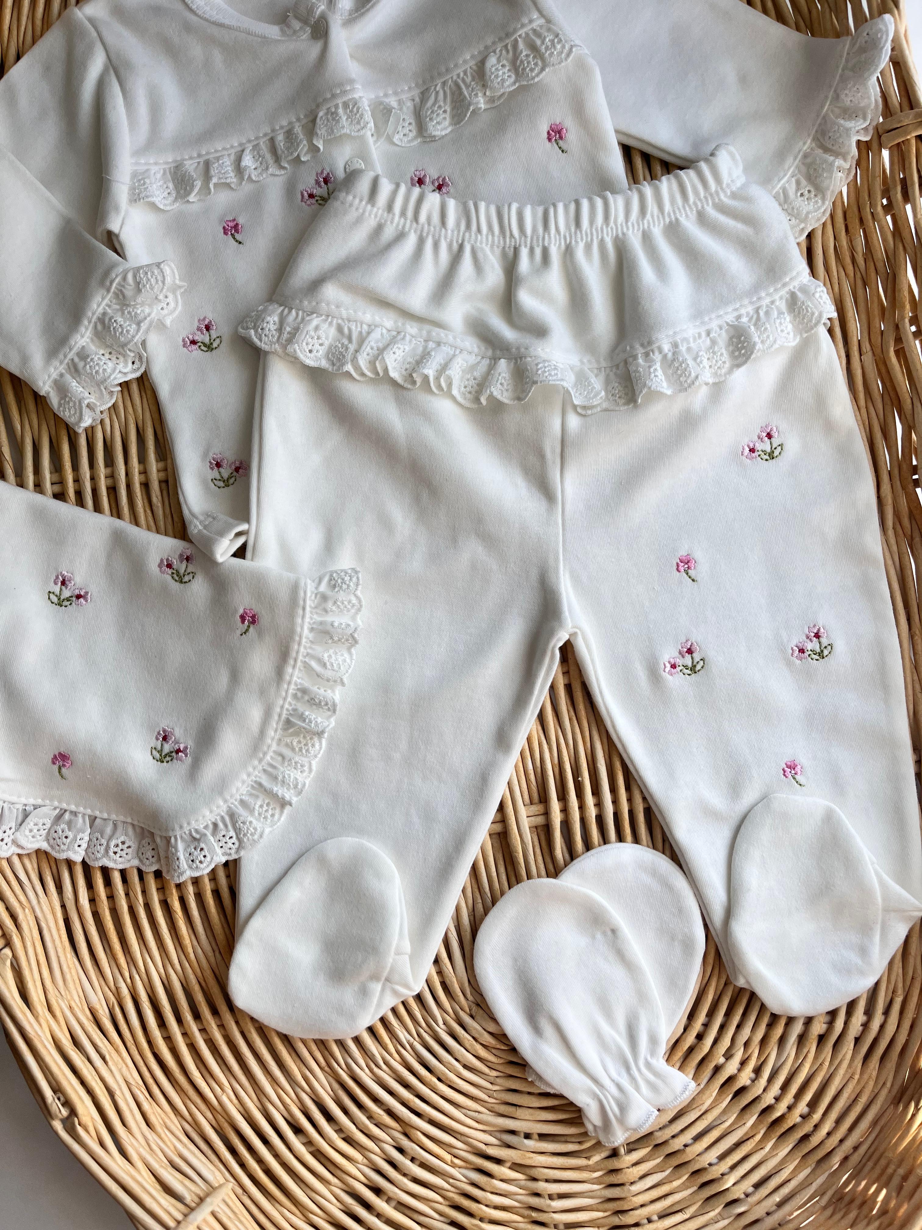 %100 Pamuk Fisto Detay Çiçek Nakış 5'li Yenidoğan Set Ekru