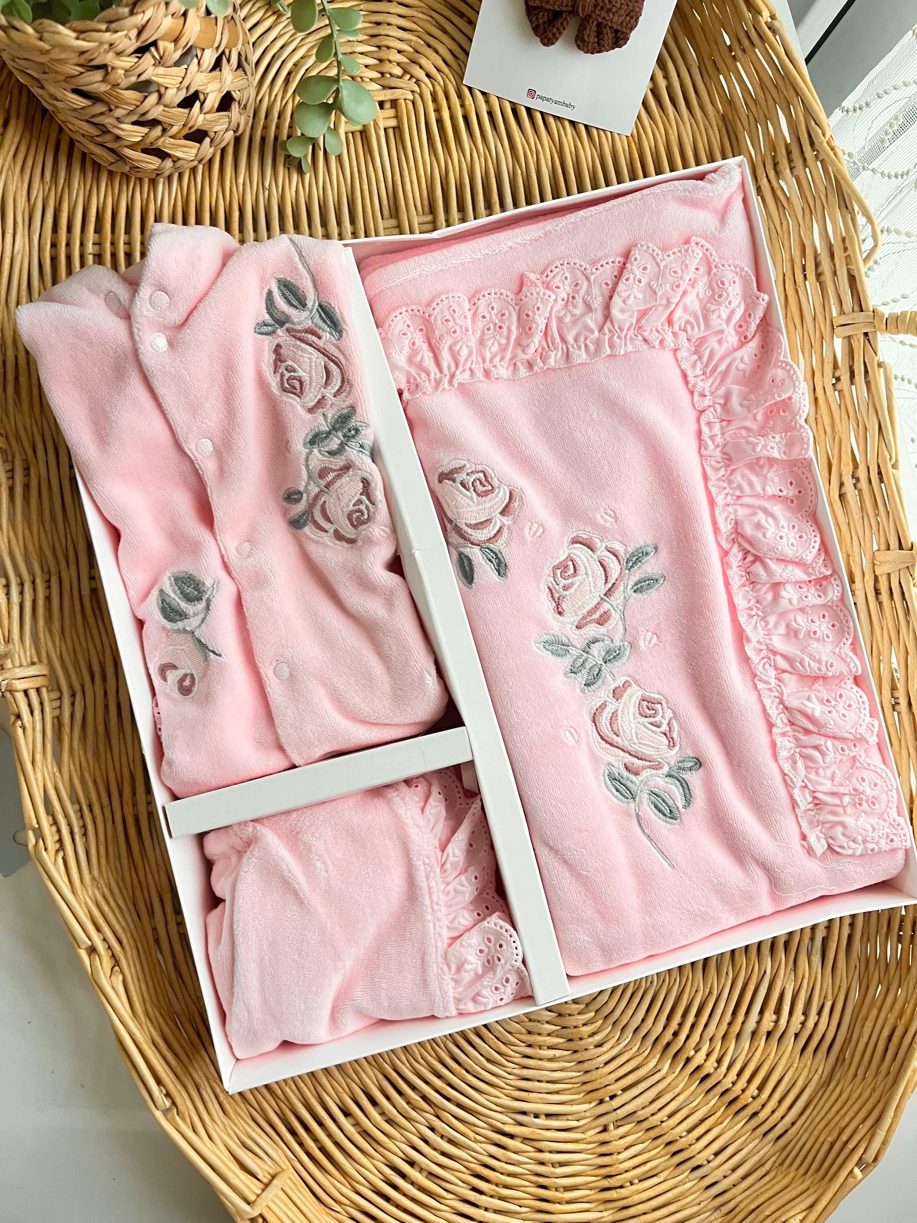 Rose Kadife 5 Parça Gül Nakış Battaniye Tulum Önlük Şapka Eldiven Seti Kutulu