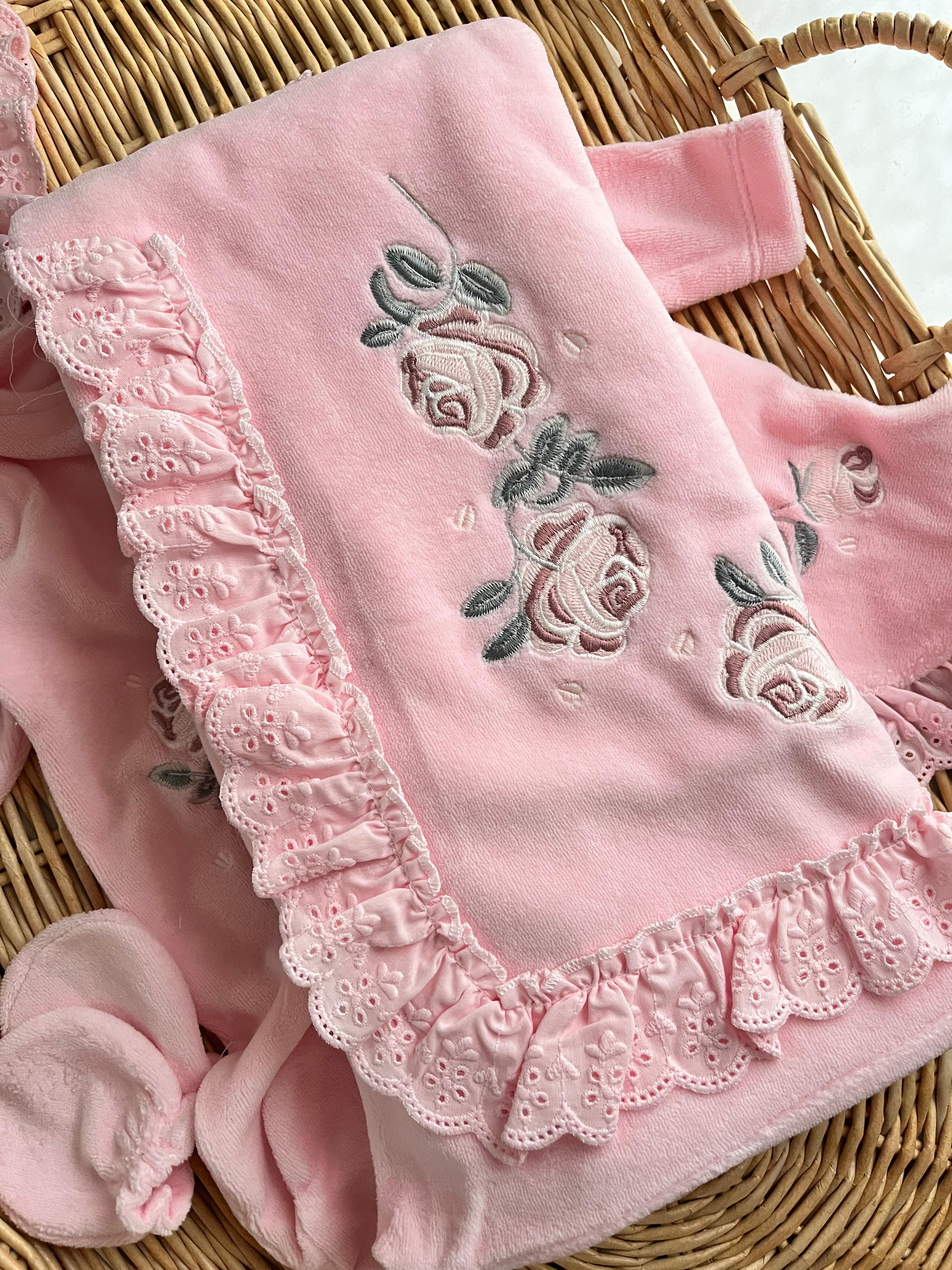 Rose Kadife 5 Parça Gül Nakış Battaniye Tulum Önlük Şapka Eldiven Seti Kutulu