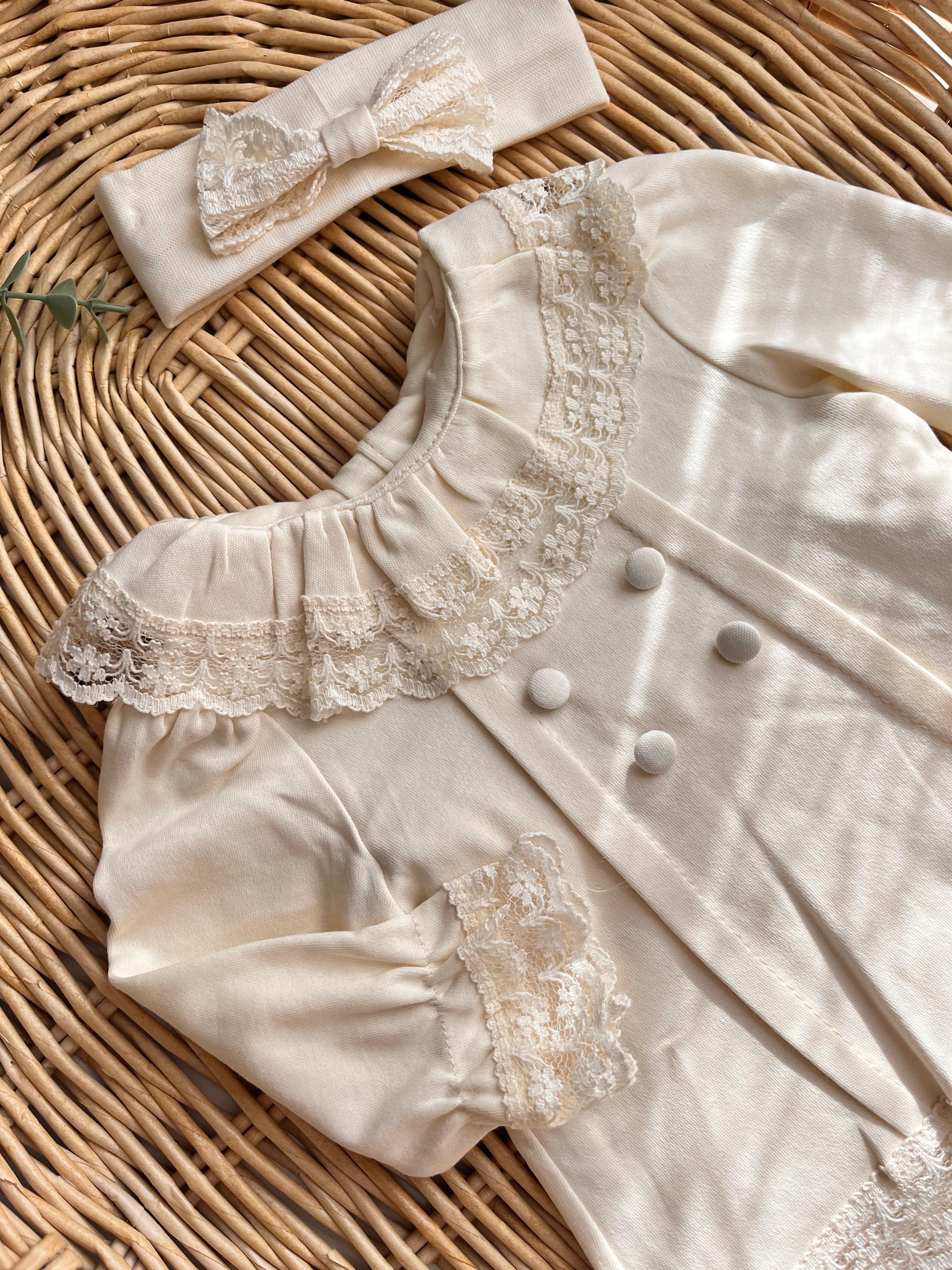 Dantel Yaka Kol Kenarlı Düğme Detay Yenidoğan Bandanalı Takım