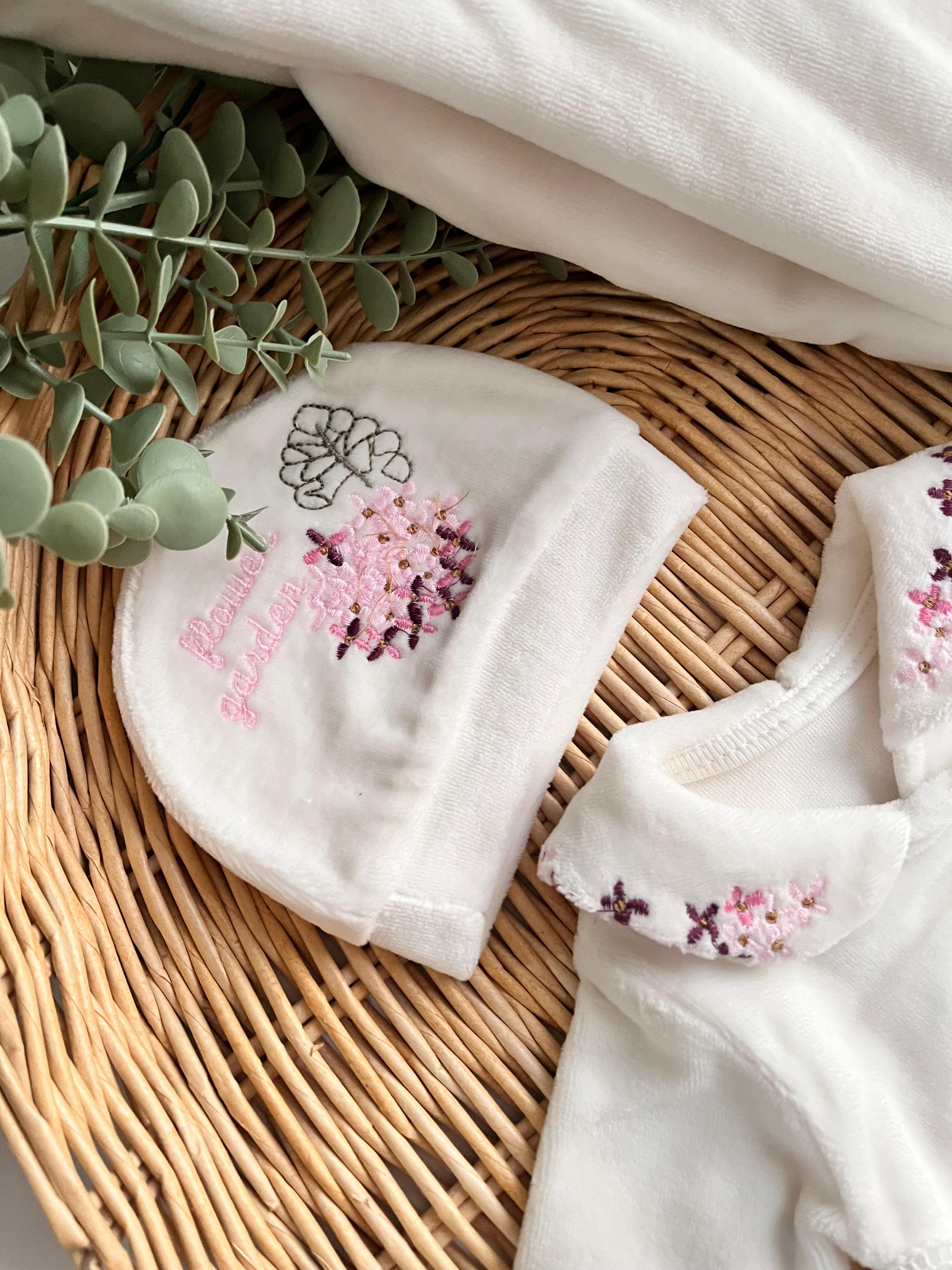 Premium Kadife Ortanca Nakış Detaylı Dantel Kenar Battaniye Şapka Eldiven Önlük 5 Parça Tulum Set Ekru Kutulu Ürün