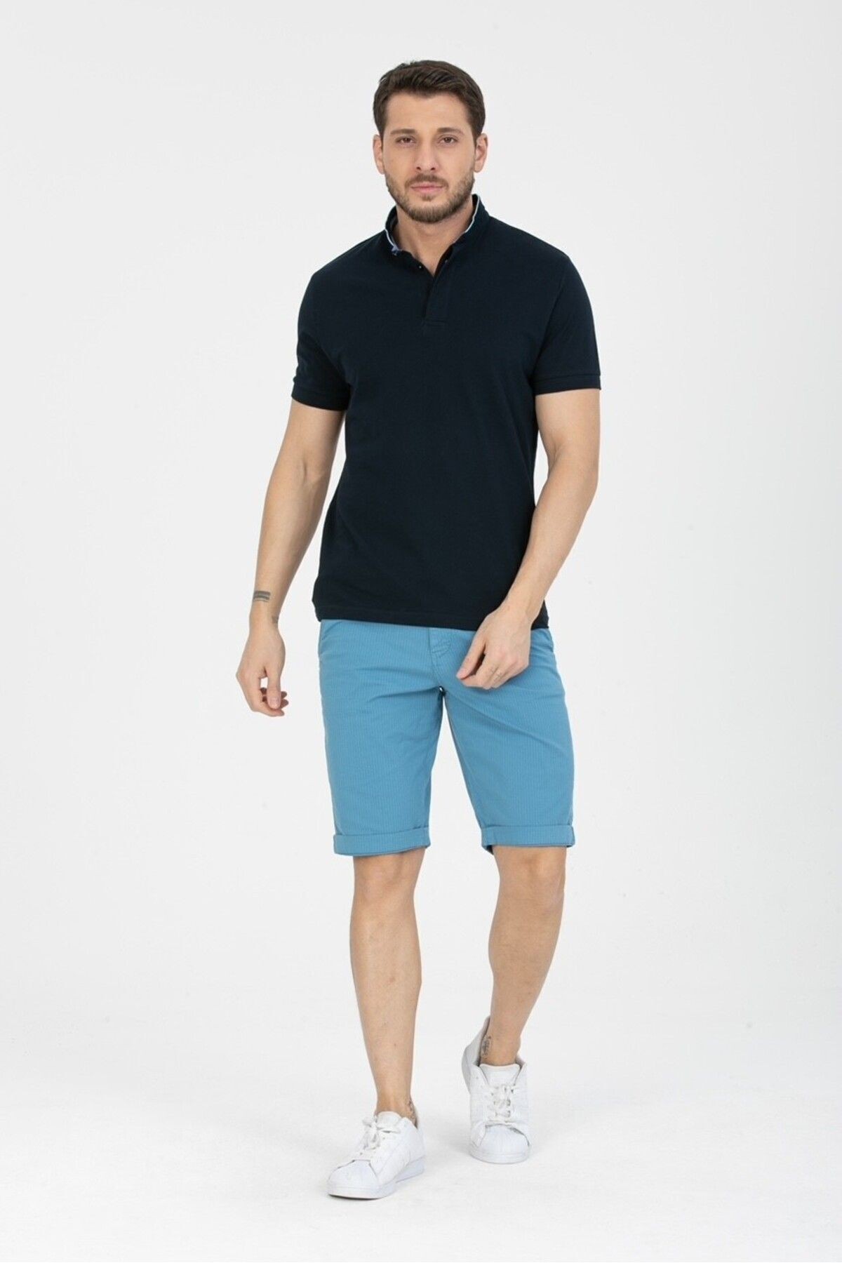 Erkek Beyaz Çizgili Pamuklu Kemer Hediyeli Yandan Cepli Relaxed Fit Kapri Şort - mavi
