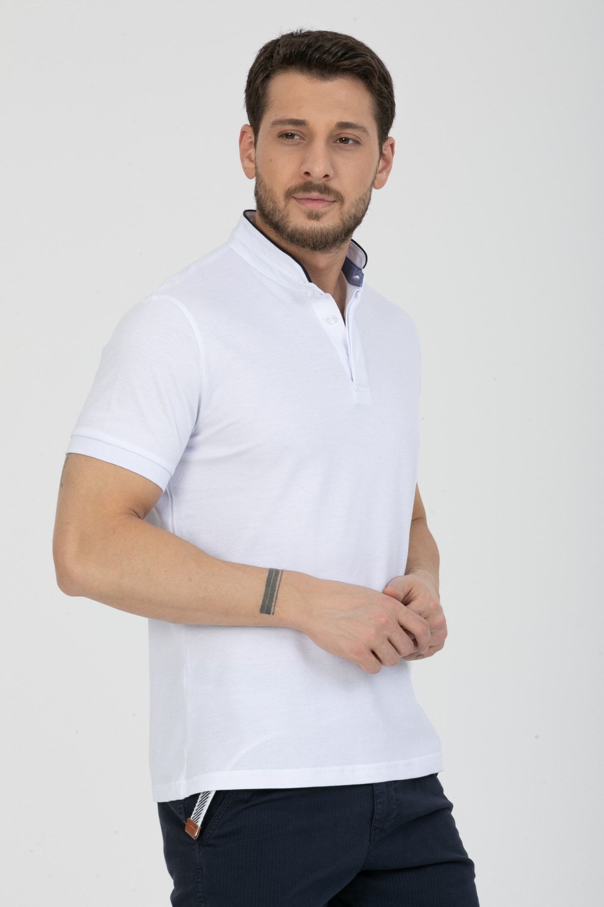 Erkek Hakim Yaka Gizli Düğmeli Polo T-shirt - beyaz