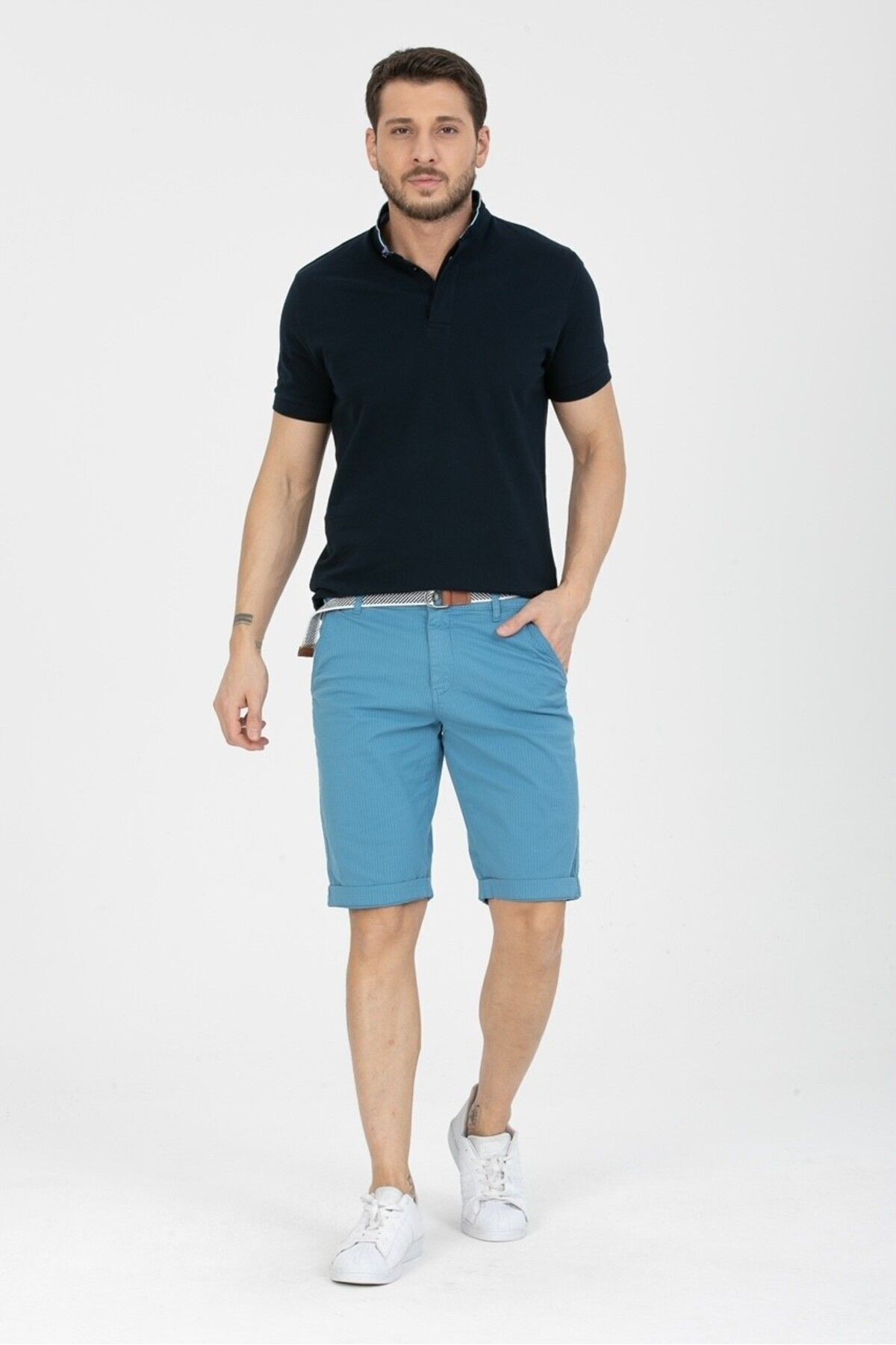 Erkek Beyaz Çizgili Pamuklu Kemer Hediyeli Yandan Cepli Relaxed Fit Kapri Şort - mavi