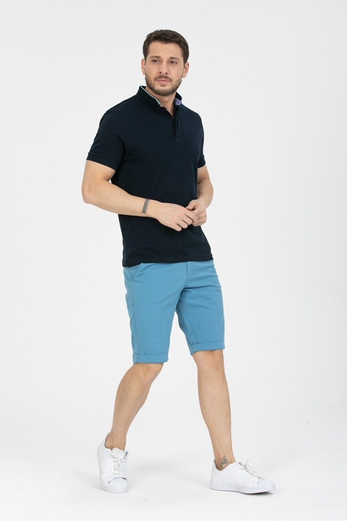Erkek Beyaz Çizgili Pamuklu Kemer Hediyeli Yandan Cepli Relaxed Fit Kapri Şort - mavi