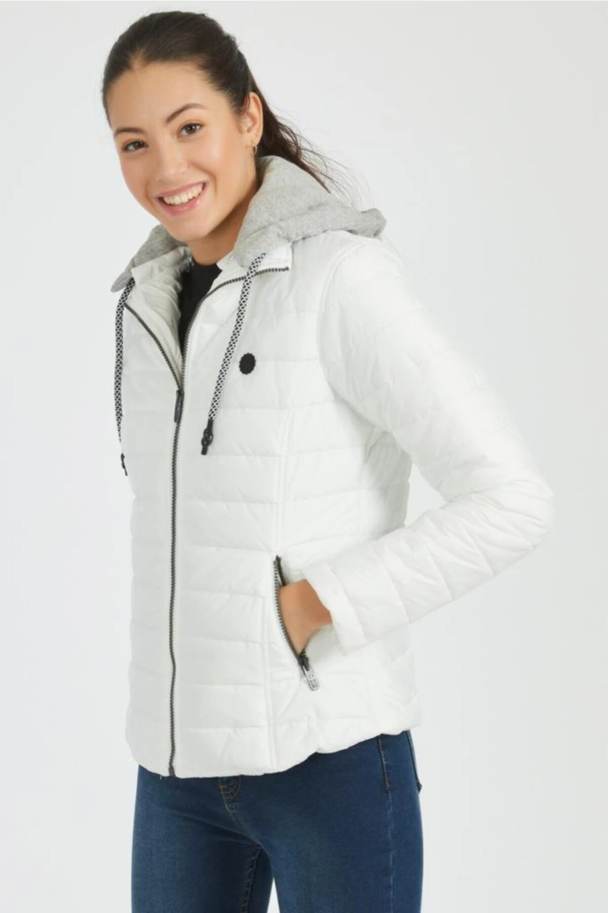 Kadın Siyah Çıkarılabilir Kapüşonlu Şişme Mont  - beyaz