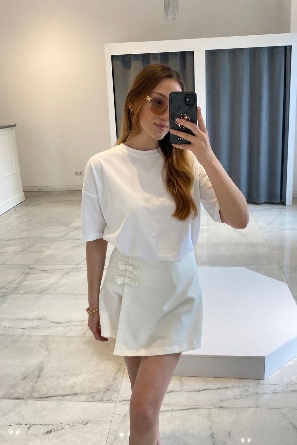 Fiyonk detay beyaz mini şort etek