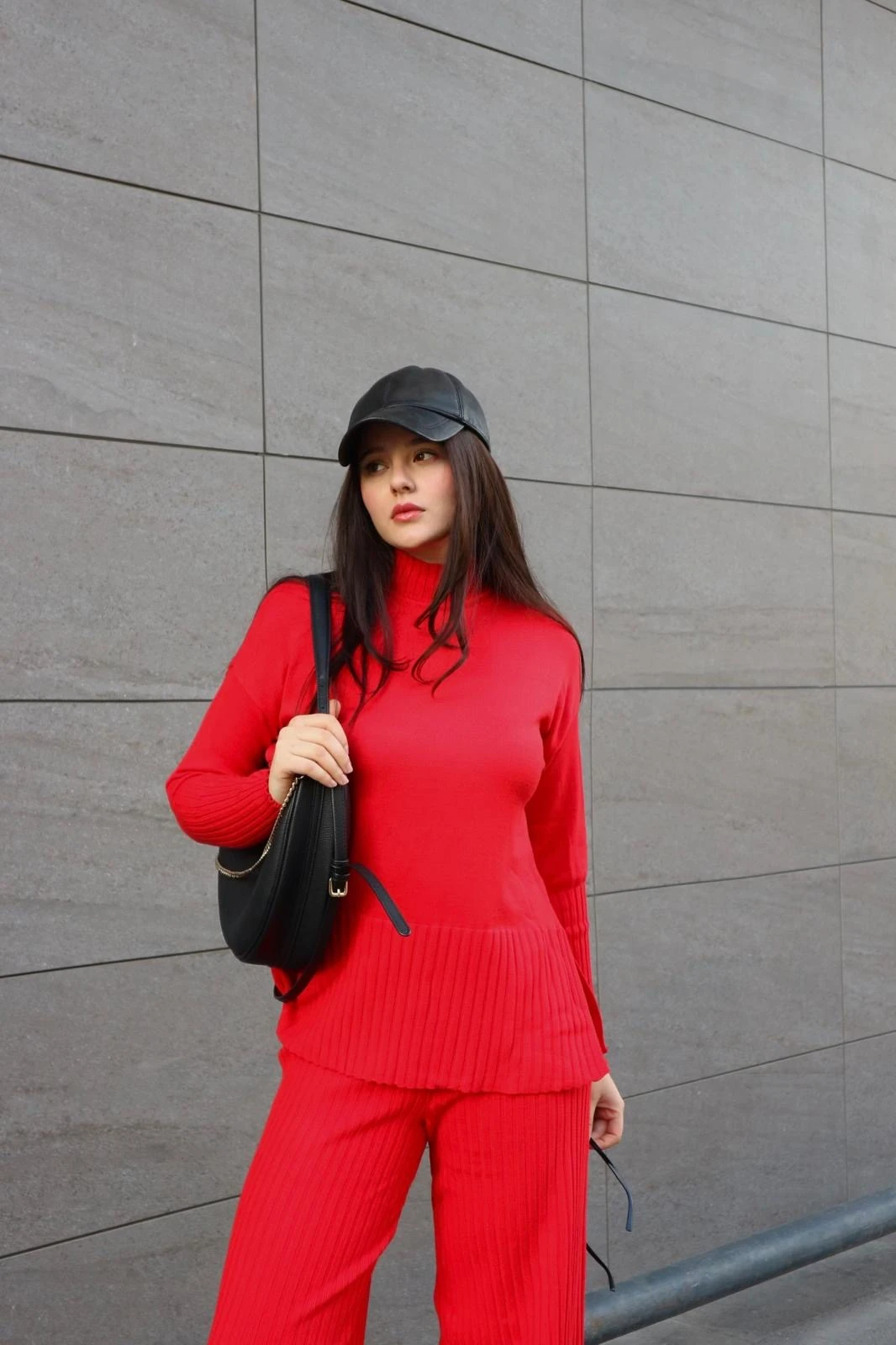 Kırmızı triko takım