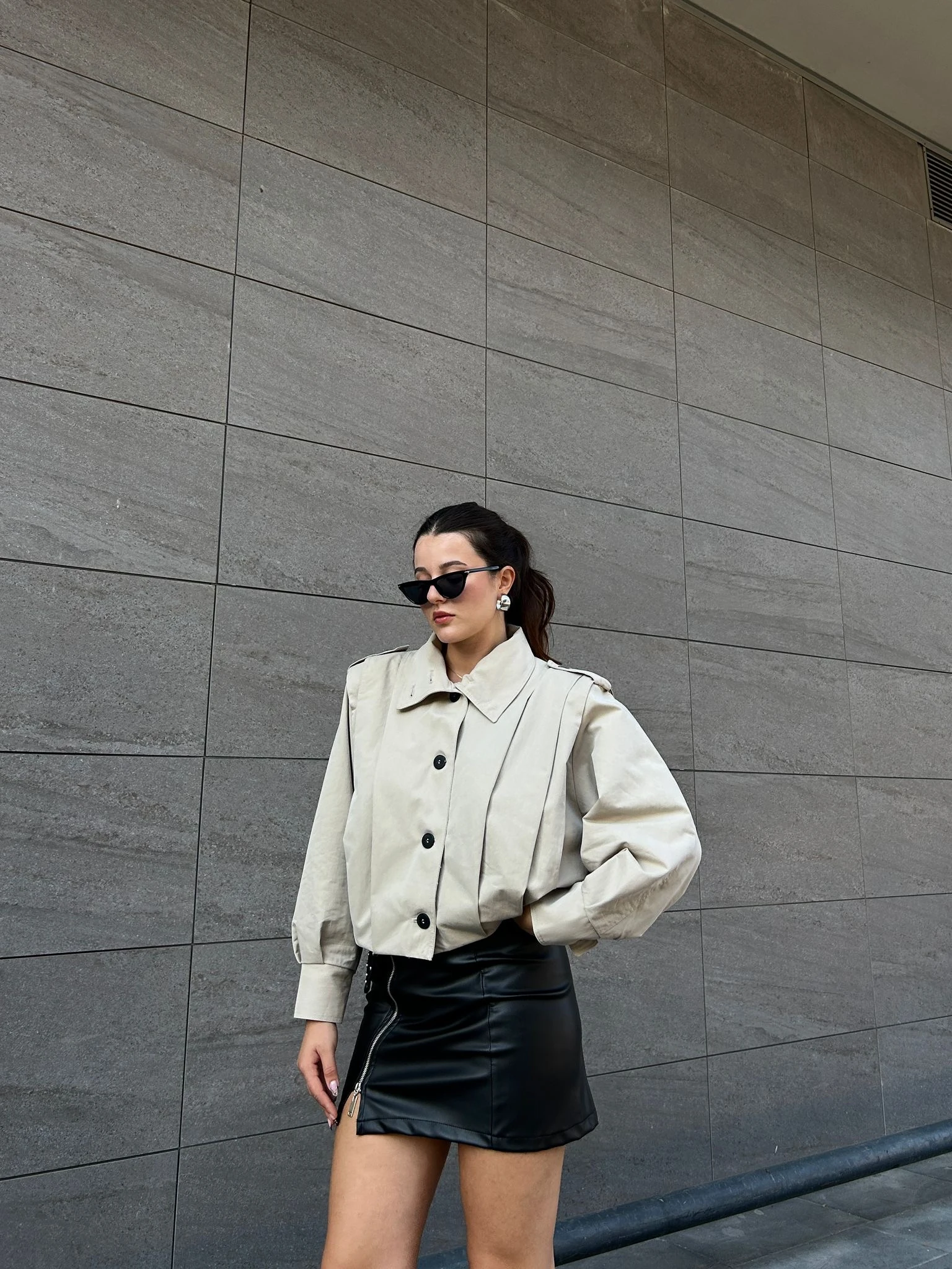 Taş pileli trençkot