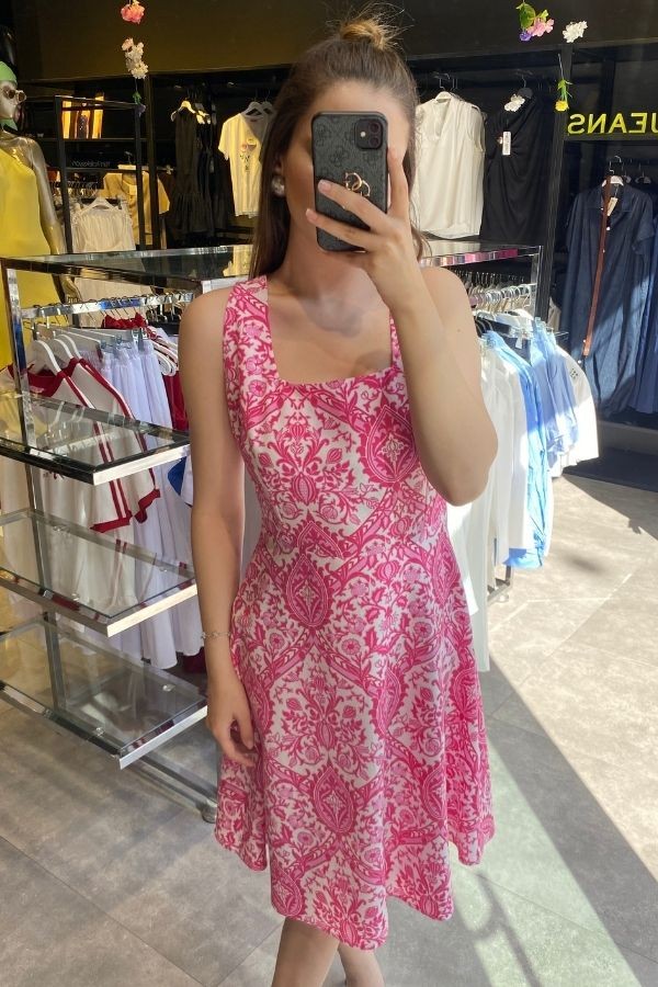 Pembe beyaz desenli midi boy elbise