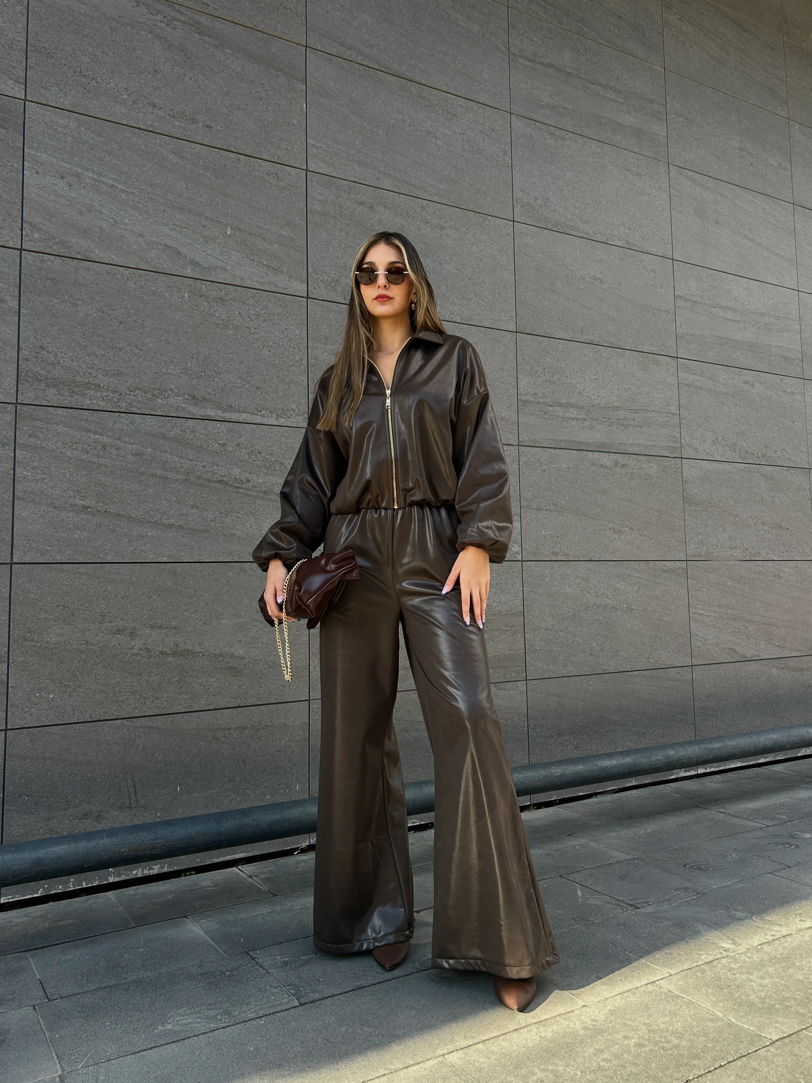 Deri görünümlü haki pantolon