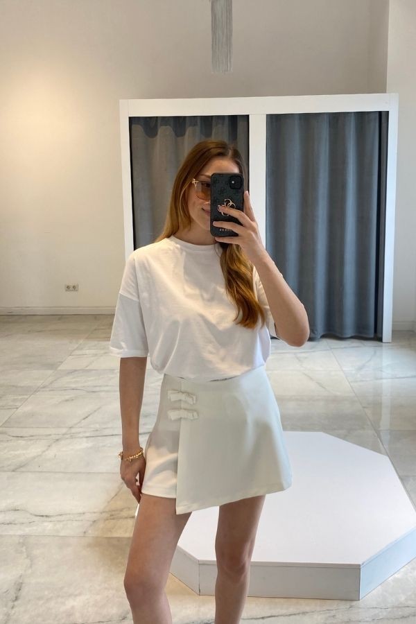 Fiyonk detay beyaz mini şort etek